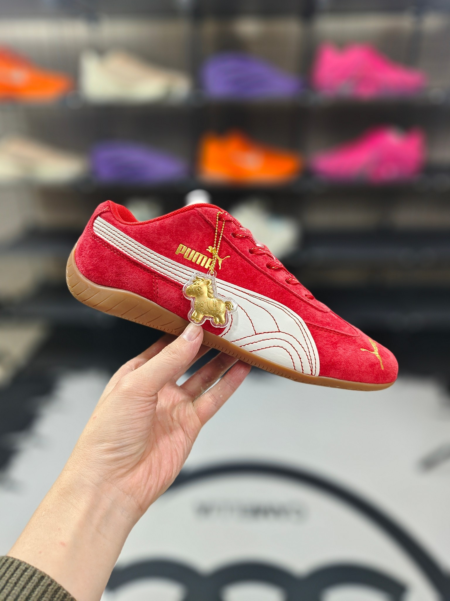 ▪️CH纯原 PUMA彪马 speedcat CNY 马年特别款 复古赛车风 舒适贴合 生活休闲鞋 男女同款 红色 ▪️ (35.5 36 36.5 37 37.5 38 38.5 39 40 40.5 41 42 42.5 43 44 45) ▪️货号:408848-01 ▪️Speedcat OG的设计灵感来源于上世纪90年代的赛车鞋,尤其是F1赛车手的赛道战靴.其流线型的鞋身和充满张力的线条,仿佛一辆低趴极速跑车,让人一眼就能感受到速度与激情.鞋面采用类麂皮和磨砂皮拼接,手感柔软且富有质感.这种材质不仅耐磨、防刮,还具有一定的复古做旧风格,使鞋子更加独特和时尚.鞋头部位绣制了PUMA标志性的美洲狮图案,鞋舌与Formstrip上方则融入了金色Logo,彰显品牌身份.同时,鞋子还采用了立体刺绣和烫金工艺,提升了整体的精致感.Speedcat OG的内里包裹感特别贴合,不会磨脚也不会闷热.其采用了NITRO氮气科技中底,将氮气注入超临界发泡材料,柔软舒适且能量反馈好,走起来脚底有Q弹的反馈感.鞋底采用了橡胶材质,并设计了防滑纹路,大大提升了抓地力.无论是走在湿滑的地面上还是进行剧烈运动时,都能保持稳定性和安全性.Speedcat OG自推出以来就备受明星青睐,YG小公主ROSÉ、欧美时尚巨星Bella Hadid和Dua Lipa等人都曾穿着这款鞋子亮相.明星效应进一步提升了Speedcat OG的知名度和影响力.