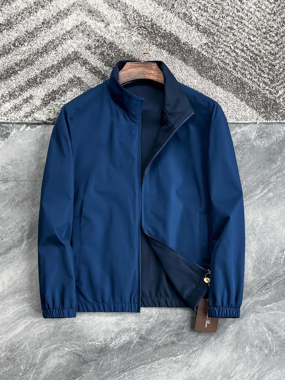 NO:131043,-New Products] Trading company channel products, famous, new Lo*o Pi*na men's business and casual double-sided stand-up collar jacket. Fashion with typical Italian style is quite exquisite in fabric selection and craftsmanship, which is very consistent with the aesthetic tone of the LP family, low-key and luxurious, elegant and noble. Every detail proves the brand's own sense of high-endness. The Italian minimalist, capable and outdoor functional style are the ultimate interpretation, both solemn and harmonious, and the upper body is full of style!  A treasure-level functional equipment that combines fashion sense and design sense creates a unique styling item, improved pilot styling design, classic stand-up collar design, retro age-reducing and very fashionable. The cuffs and hem are spliced ​​with elastic thread details, and classic oblique pocket embellishment!  Italian customers supply imported composite functional technological fabrics, which have outdoor lightweight functional effects, windproof and waterproof characteristics, excellent breathability, first-class texture, superior clarity, quite elegant and fashionable!  The color matching is light and versatile, the style is cut and neat, and the upper body instantly highlights the spirit. It is full of styles and can easily control various body shapes. It is a jacket that combines business commuting and outdoor leisure. It is an equipment with extremely high attendance rate in practical wear!  Color blue Size 48 50 52 54 56 Size data 48: bust 104cm-length 66cm-shoulder width 44cm-sleeve length 62cm 50: bust 108cm-length 67cm-shoulder width 45cm-sleeve length 63cm 52: bust 112cm-length 68cm-shoulder width 46cm-sleeve length 64cm 54: bust 116cm-length 69cm-shoulder width 47cm-sleeve length 65cm 56: bust 120cm-length 70cm-shoulder width 48cm-sleeve length 66cm, loro piano, jackets & coats, jackets & coats, alexander wang19860909-新品】贸易公司渠道臻品,系出名门,新款Lo*o Pi*na男士商务休闲双面穿立领夹克外套.颇具意大利典型风格的时装,在面料选取和工艺方面都相当考究,极符合LP家族美学基调,低调且奢华,优雅且高贵,每一个细节都在力证品牌自身的高级感,通体将意式的极简、干练和户外功能性风格极致诠释,亦庄亦谐,上身型款十足！集时装感与设计感的一款宝藏级功能型装备,塑造出别具一格的造型单品,改良式的飞行员造型设计,经典的立领设计,复古减龄又非常时髦,袖口与下摆运用松紧螺纹细节拼接,经典斜插式口袋点缀！意大利客供进口复合功能性科技面料,具备户外轻型功能效果,具备的防风防水特质,透气性绝佳,质感一流,挺括性优越,颇为优雅且时髦！配色轻熟百搭,版型剪裁干练利落,上身瞬间凸显出精神感,型款十足,轻松驾驭各种身型,商务通勤与户外休闲完美兼备的一款外套,属于实穿性出勤率极高的一款装备！ 颜色蓝色 尺码48 50 52 54 56 尺码数据 48码:胸围104cm-衣长66cm-肩宽44cm-袖长62cm 50码:胸围108cm-衣长67cm-肩宽45cm-袖长63cm 52码:胸围112cm-衣长68cm-肩宽46cm-袖长64cm 54码:胸围116cm-衣长69cm-肩宽47cm-袖长65cm 56码:胸围120cm-衣长70cm-肩宽48cm-袖长66cm,,loro piana,jackets & coats,jackets & coats,alexander wang,Men's clothing