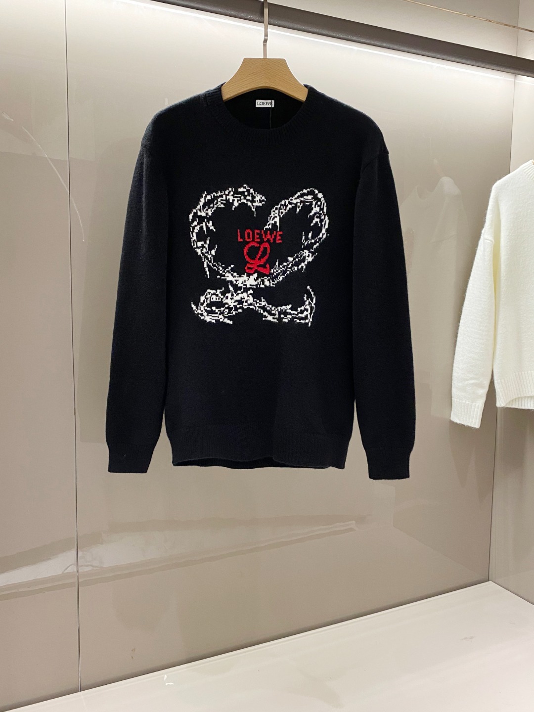 NO:121846,Lo Yijia [New Product] Trading Company Channel Product, Heavy High-end Product, New Autumn and Winter Lo*we Men's Round-neck Pure Wool Sweater/Wooler, a platinum-grade item with a very luxurious design. The classic tagged Anagram logo is injected into the chest, presented in exquisite jacquard embroidery, which is quite stunning, fashionable and eye-catching, and occupying the entire visual focus!  Customers supply imported garments and wool fabrics, Italian old-fashioned workshops are equipped with standard wool dyeing, and the fabric attributes are all excellent. Australian customer orders and wool raw materials, delicate needles, comfortable and soft touch, excellent skin-friendliness, and superior warmth!  As a mix and match, the dressing season is very fashionable and stylish. It is quite outstanding in both inner wear and single wear, with a full tone and a very popular type!  Color black Size S-XL Size data S: bust 98cm-shoulder width 46cm-length 65cm-sleeve length 59cm M: bust 102cm-shoulder width 47cm-length 66cm-sleeve length 60cm L: bust 106cm-shoulder width 48cm-leeve length 67cm-sleeve length 61cm XL: bust 110cm-shoulder width 49cm-leeve length 68cm-sleeve length 62cm, loewe, sweaters, alexander wang19860909罗意家【新品】贸易公司渠道货,重磅级奢华产物,秋冬新款Lo*we 男士圆领纯羊毛毛衣/羊毛衫,极具奢华设计的一枚白金级单品,经典标签化的Anagram 标识注入到胸前,以精美提花刺绣体呈现,颇为惊艳时髦吸睛,占据了整个视觉焦点！客供进口成衣定织羊毛面料,意大利老牌工坊成衣工序定织定染,面料属性皆为上乘,澳洲客订美丽奴原料,针法细腻,触感舒适柔软,亲肤性极佳,保暖性方面优越！穿搭季作为混搭非常时髦有品,无论内搭还是单穿都颇为出彩,腔调十足,属于回头率爆表类型！ 颜色黑色 尺码S-XL 尺码数据 S码:胸围98cm-肩宽46cm-衣长65cm-袖长59cm M码:胸围102cm-肩宽47cm-衣长66cm-袖长60cm L码:胸围106cm-肩宽48cm-衣长67cm-袖长61cm XL码:胸围110cm-肩宽49cm-衣长68cm-袖长62cm,,loewe,sweaters,alexander wang,Men's clothing