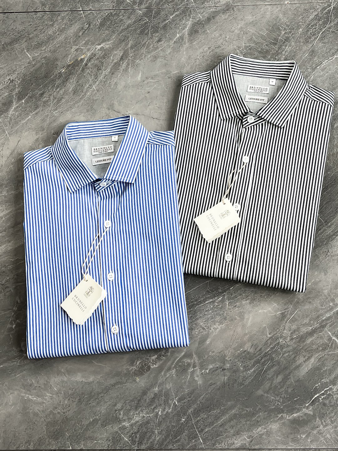 NO:127360,[New Product] Shanghai Trading Company channel goods, perfect quality, pure blood quality, 2025 early spring new products, official synchronous series!  Bru**llo Cuci**lli men's business and casual astronomical long-sleeved shirt. Fashion with typical Italian style is quite exquisite in fabric selection and craftsmanship, which is very consistent with the BC aesthetic tone, low-key and luxurious, elegant and noble. Every detail proves the brand's own sense of luxury!  As a recognized fashion item, striped shirts are undoubtedly one of the most vital elements in the fashion circle. They appear very frequently, are simple and distinctive. They are a good medicine to improve vision. In terms of outfits, they are both refreshing and age-reducing and fashionable, and they are intellectual and elegant, showing their taste and temperament, with various label symbols!  The fabrics and auxiliary materials are all supplied by foreign merchants. They are heavy-duty long wool cotton imported from Turkey, double-strand 120 high-strand yarn, and the garment process of old Italian workshops is fixed weaving and dyeing. The texture is delicate and soft, and the texture and comfort of the fabric are extremely exquisite and comfortable. They are excellent in skin-friendly and breathable, with a full cotton feel and excellent experience!  It is also very outstanding in terms of details. The lines are tightly matched, exquisite handmade, first-class tailoring, mature, restrained and refreshing color matching. The plaid itself has an elegant temperament and a full sense of high-end!  Invincible versatile, with extensive compatibility, the first choice for urban elite men!  Color blue gray Size 48 50 52 54 Size data 48: bust 104cm-shoulder width 43cm-cloth 70cm-sleeve length 60cm 50: bust 108cm-shoulder width 45cm-cloth 72cm-sleeve length 61cm 52: bust 112cm-shoulder width 47cm-cloth 74cm-sleeve length 62cm 54: bust 116cm-shoulder width 49cm-cloth 76cm-sleeve length 63cm,shirts,alexander wang19860909【新品】上海贸易公司渠道货,品相完美如斯,纯正血统品质,2025早春新品,官方同步系列！Bru**llo Cuci**lli 男士商务休闲天文长袖衬衫.颇具意大利典型风格的时装,在面料选取和工艺方面都相当考究,极符合 BC美学基调,低调且奢华,优雅且高贵,每一个细节都在力证品牌自身的高级感！条纹衬衫作为公认的时尚单品,无疑是时尚圈生命力最强的元素之一,出镜率极高,简单而个性鲜明,是改良视觉的良药,在穿搭方面即清爽减龄又自带时髦感,即知性儒雅又彰显品位气质,有着各种标签符号！面料和辅料皆为外商客供,重磅土耳其进口长绒棉,双股120高支纱线,意大利本土老牌工坊成衣工序定织定染,肌理细腻柔软,面料质感与舒适度达到登峰造极,亲肤性与透气性绝佳,棉感十足,体验感极佳！在细节方面亦是非常出色,走线严丝合缝,逢扣由精湛的手工参与,剪裁一流,轻熟内敛且清爽的配色,格子本身自带儒雅气质属性,高级感十足！无敌的百搭,兼容性广泛,都市精英男士首选！ 颜色蓝色 灰色 尺码48 50 52 54 尺码数据 48码:胸围104cm-肩宽43cm-衣长70cm-袖长60cm 50码:胸围108cm-肩宽45cm-衣长72cm-袖长61cm 52码:胸围112cm-肩宽47cm-衣长74cm-袖长62cm 54码:胸围116cm-肩宽49cm-衣长76cm-袖长63cm,,shirts,alexander wang,Men's clothing