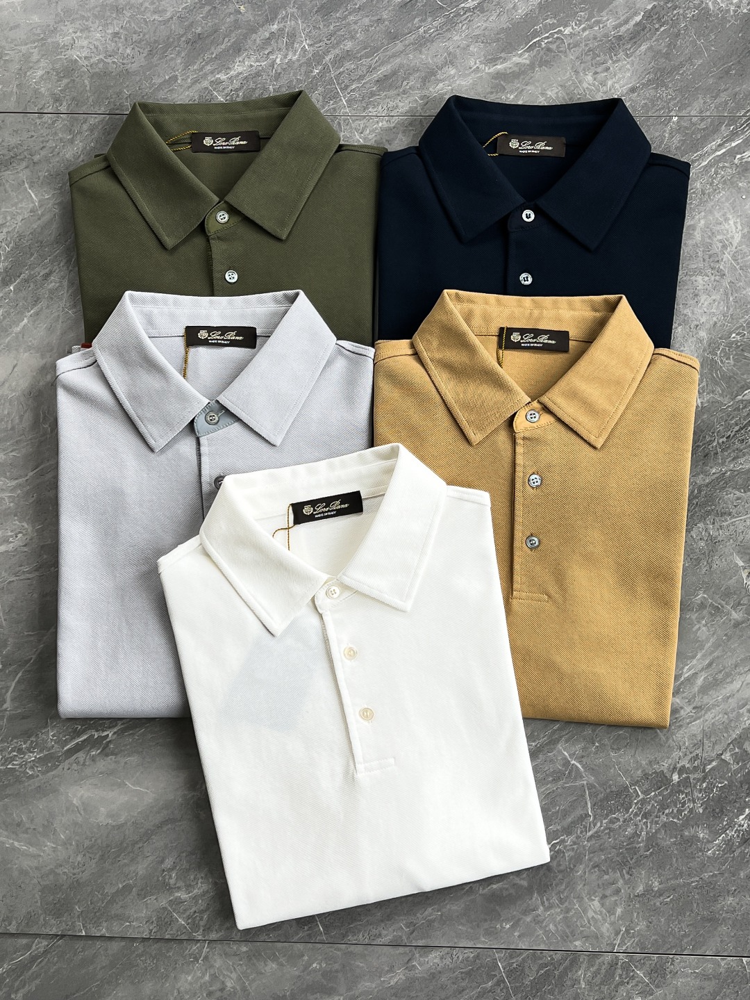 NO:122935,[New Product] Trading company channel products, famous, pure blood quality, original Italian, official new product in 2025, Lo*o Pi*na men's high-end business casual bead floor cotton long-sleeved lapel POLO shirt!  Fashion with typical Italian style is quite exquisite in fabric selection and craftsmanship. The overall shape has the strong aesthetic genes of the LP family, which are low-key and luxurious, elegant and noble. Every detail proves the brand's own sense of luxury!  Customers supply high-end materials imported from Egypt, selected high-quality long-length cotton raw materials in the Nile area, and were made by Italian century-old workshops. The fabric attributes are excellent. The mesh structure is delicate, natural and soft, the texture is excellent, the comfort and breathability are perfect, and the touch experience is self-evident!  The details are perfect, with a fashionable three-button design, and the color matching is light and versatile. Each color can interpret a unique styling effect. It highlights temperament and taste. It is a polo POLO shirt that perfectly highlights its high-end elite small-scale business and leisure!  Color army green Navy blue Gray Apricot white Size 48 50 52 54 56 Size data Size 48 Shoulder width 46cm-Bust 100cm-Length 70cm-Sleeve length 63cm 50 Shoulder width 47cm-Bust 104cm-Length 71cm-Sleeve length 64cm 52 Shoulder width 48cm-Bust 108cm-Length 72cm-Sleeve length 65cm 54 Shoulder width 49cm-Bust 112cm-Length 74cm-Sleeve length 66cm 56 Shoulder width 50cm-Bust 116cm-Length 76cm-Sleeve length 66cm, Loro piano, alexander wang19860909【新品】贸易公司渠道臻品,系出名门,纯正血统品质,意大利原产出品,2025年早春官方新品Lo*o Pi*na男士高端商务休闲珠地棉长袖翻领POLO衫！颇具意大利典型风格的时装,在面料选取和工艺方面都相当考究,通体的造型有着 LP 家族强烈的美学基因,低调且奢华,优雅且高贵,每一个细节都在力证品牌自身的高级感！客供埃及进口高级物料,甄选尼罗河区域光照极好的上等长绒棉花原料,经过意大利百年工坊定织定染而成,面料属性皆为上乘,网眼结构细腻自然柔软,肌理光泽性极好,舒适性与透气性完美兼备,触感体验不言而喻！细节完美如斯,时尚三扣设计,配色轻熟万能百搭,每色都可诠释出别具一格的造型效果,非常凸显气质和品位的一款马球POLO衫,都市高端精英小资商务与休闲完美兼备！ 颜色军绿色 藏青色 灰色 杏色 白色 尺码48 50 52 54 56 尺码数据 48码肩宽46cm-胸围100cm-衣长70cm-袖长63cm 50码肩宽47cm-胸围104cm-衣长71cm-袖长64cm 52码肩宽48cm-胸围108cm-衣长72cm-袖长65cm 54码肩宽49cm-胸围112cm-衣长74cm-袖长66cm 56码肩宽50cm-胸围116cm-衣长76cm-袖长66cm,,loro piana,alexander wang,Men's clothing