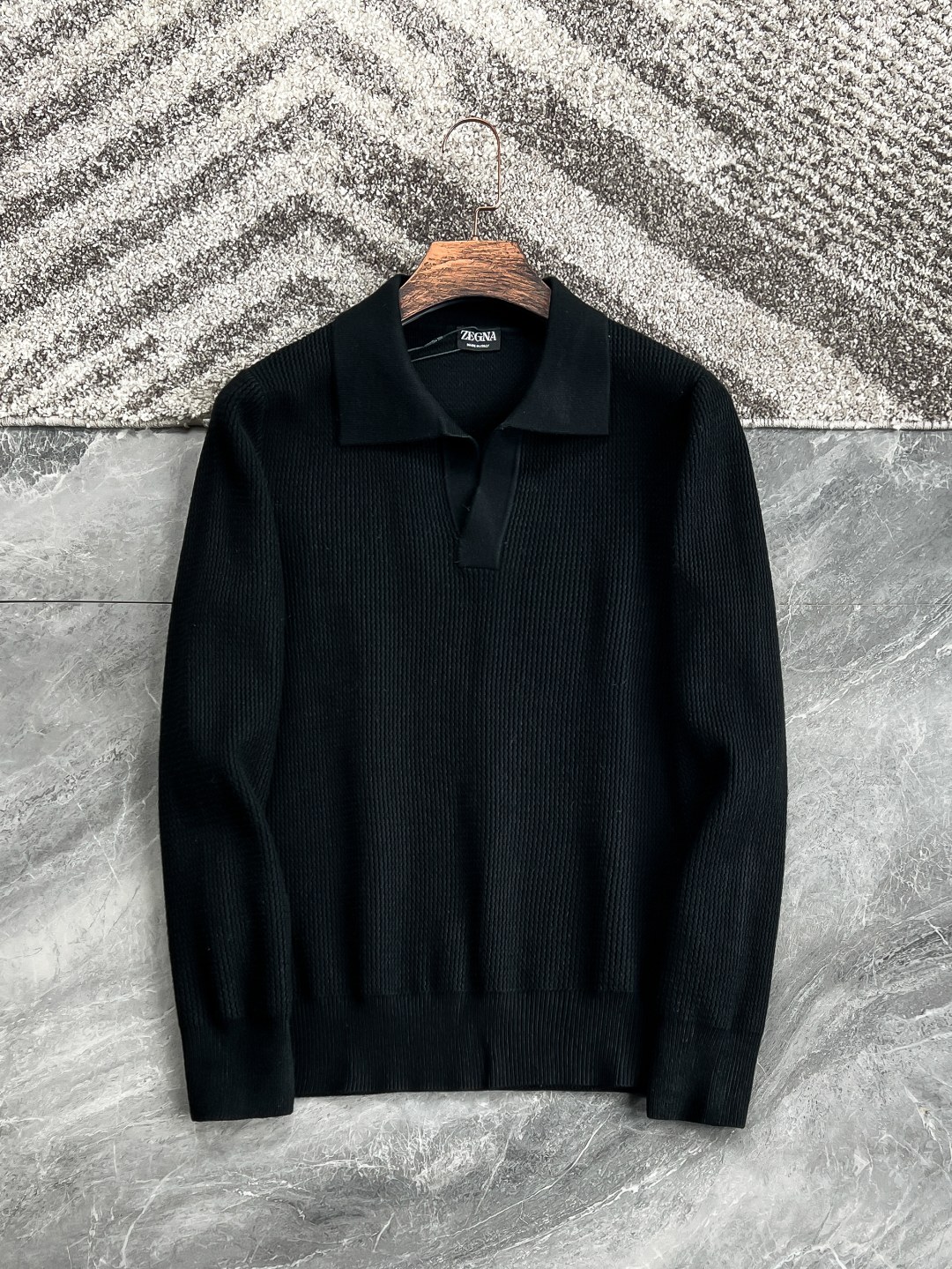 NO:119741,Black M21177-53523-[New Product] Hong Kong foreign company channel goods, pure blood quality, early spring new Zeg*a men's high-end chic open-collar sweater/wool sweater!  A classic basic sweater with high-end luxury and platinum grade, the whole body design perfectly integrates Italian aesthetics, and inherits the genes of the Jie family, taking the minimalist route, both solemn and harmonious, conforming to the modern urban aesthetic, enriching the overall vision, and proclaiming identity!  Customers provide top Italian luxury worsted wool fabrics, selected Australian top-quality merino wool making, first-class fabric attributes, extremely high fiber coefficient, lightweight and elastic, extremely soft and delicate feel, excellent skin-friendly, without any thorny feeling, both comfort and breathability, and also superior in warmth!  The details are excellent, with a unique open collar design, quite elegant and fashionable, with a light and versatile color matching, which suits all kinds of daily outfits, and has a high space for mixing and matching. You can use any occasion to communicate and go out for leisure. The upper body is elegant and has a strong sense of temperament. It is very outstanding in both inner wear and single outfits, and everyone has one!  Color black gray-brown dark brown Size 48 50 52 54 56 Size data 48 shoulder width 46cm-bust 100cm-length 70cm-sleeve length 63cm 50 shoulder width 47cm-bust 104cm-length 71cm-sleeve length 64cm 52 shoulder width 48cm-bust 108cm-length 72cm-sleeve length 65cm 54 shoulder width 49cm-bust 112cm-length 74cm-sleeve length 66cm 56 shoulder width 50cm-bust 116cm-length 76cm-sleeve length 66cm, sweaters,alexander wang19860909黑色M21177-53523-【新品】香港洋行渠道货,纯正血统品质,早春新款Zeg*a男士高端别致开领针织衫/羊毛衫！高端奢华且白金级的一款经典基础款毛衣,通体的设计完美融合意式美学,且传承了杰家族的基因,走极简主义的路线,亦庄亦谐,符合现代都市审美,丰富了整体视觉,亦标榜了身份！客供意大利顶级奢华精纺羊毛面料,甄选澳洲顶级上乘美丽诺羊毛制作,面料属性一流,纤维系数极高,质地轻盈且富有弹性,手感极其柔糯细腻,亲肤性极佳,无任何扎刺感,舒适度与透气性兼备,同时保暖性方面亦优越！细节方面非常出色,别致开领设计,颇具优雅时髦,配色轻熟百搭,符合日常各种穿搭,混搭兼容空间极高,驾驭任何场合,商务通勤与出街休闲皆可,上身儒雅气质感极强,无论内搭还是单穿都非常出彩,人手一件！ 颜色黑色 灰褐色 深咖色 尺码48 50 52 54 56 尺码数据 48码肩宽46cm-胸围100cm-衣长70cm-袖长63cm 50码肩宽47cm-胸围104cm-衣长71cm-袖长64cm 52码肩宽48cm-胸围108cm-衣长72cm-袖长65cm 54码肩宽49cm-胸围112cm-衣长74cm-袖长66cm 56码肩宽50cm-胸围116cm-衣长76cm-袖长66cm,,sweaters,alexander wang,Men's clothing
