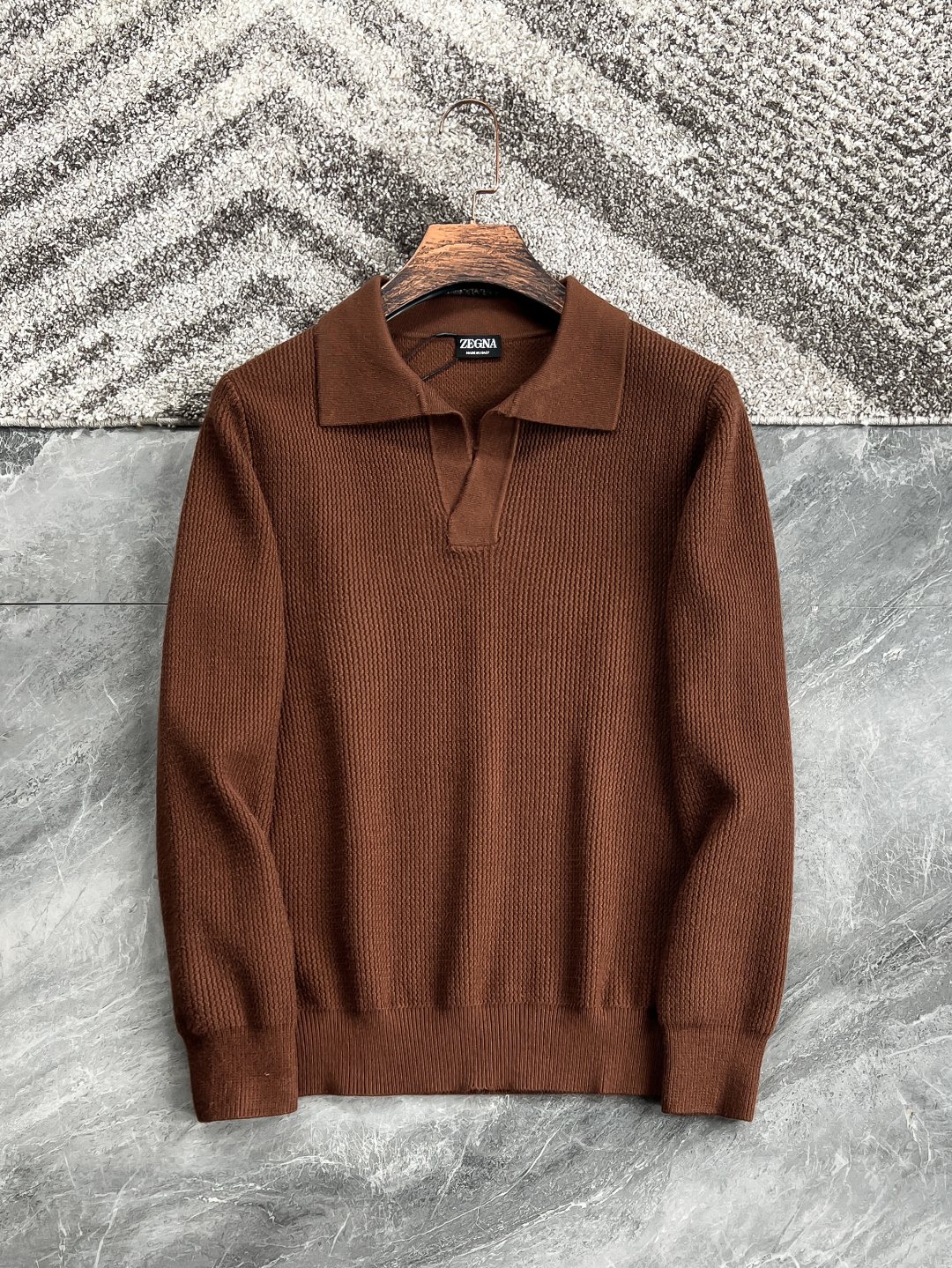 NO:119717,M21177-53523-[New Product] Hong Kong foreign company channel goods, pure blood quality, early spring new Zeg*a men's high-end chic open-collar sweater/wool sweater!  A high-end, luxurious and platinum-grade classic basic sweater, the whole body design perfectly integrates Italian aesthetics, and inherits the genes of the Jie family, takes the minimalist route, is both solemn and harmonious, conforms to the modern urban aesthetic, enriches the overall vision, and also boasts about identity!  Customers provide top Italian luxury worsted wool fabrics, selected Australian top-quality merino wool making, first-class fabric attributes, extremely high fiber coefficient, lightweight and elastic, extremely soft and delicate feel, excellent skin-friendly, without any thorny feeling, both comfort and breathability, and also superior in warmth!  The details are excellent, with a unique open collar design, quite elegant and fashionable, with light and versatile color matching, suitable for everyday wear, and the space for mixing and matching is very high. You can use any occasion to communicate and go out for leisure. The upper body is elegant and has a strong sense of temperament. It is very outstanding in both inner wear and single wear, and everyone has one!  Color black gray-brown dark brown Size 48 50 52 54 56 Size data 48 shoulder width 46cm-bust 100cm-length 70cm-sleeve length 63cm 50 shoulder width 47cm-bust 104cm-length 71cm-sleeve length 64cm 52 shoulder width 48cm-bust 108cm-length 72cm-sleeve length 65cm 54 shoulder width 49cm-bust 112cm-length 74cm-sleeve length 66cm 56 shoulder width 50cm-bust 116cm-length 76cm-sleeve length 66cm, sweaters,alexander wang19860909M21177-53523-【新品】香港洋行渠道货,纯正血统品质,早春新款Zeg*a男士高端别致开领针织衫/羊毛衫！高端奢华且白金级的一款经典基础款毛衣,通体的设计完美融合意式美学,且传承了杰家族的基因,走极简主义的路线,亦庄亦谐,符合现代都市审美,丰富了整体视觉,亦标榜了身份！客供意大利顶级奢华精纺羊毛面料,甄选澳洲顶级上乘美丽诺羊毛制作,面料属性一流,纤维系数极高,质地轻盈且富有弹性,手感极其柔糯细腻,亲肤性极佳,无任何扎刺感,舒适度与透气性兼备,同时保暖性方面亦优越！细节方面非常出色,别致开领设计,颇具优雅时髦,配色轻熟百搭,符合日常各种穿搭,混搭兼容空间极高,驾驭任何场合,商务通勤与出街休闲皆可,上身儒雅气质感极强,无论内搭还是单穿都非常出彩,人手一件！ 颜色黑色 灰褐色 深咖色 尺码48 50 52 54 56 尺码数据 48码肩宽46cm-胸围100cm-衣长70cm-袖长63cm 50码肩宽47cm-胸围104cm-衣长71cm-袖长64cm 52码肩宽48cm-胸围108cm-衣长72cm-袖长65cm 54码肩宽49cm-胸围112cm-衣长74cm-袖长66cm 56码肩宽50cm-胸围116cm-衣长76cm-袖长66cm,,sweaters,alexander wang,Men's clothing