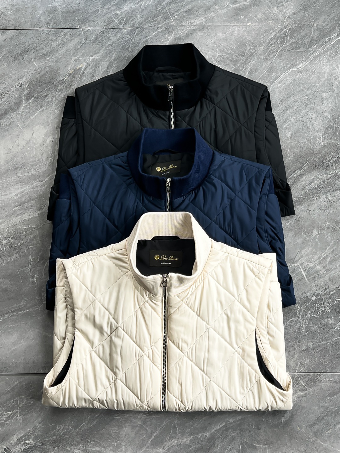 NO:122919,[New Product] Trading companies have a wide range of channels and are released on the official website at the same time!  The new Lo*o Pi*na men's new diamond quilted technology fabric cotton vest can span the fashionable cotton vest worn by men of many ages, and is pure and high-quality scarce cow. This vest is made of imported technology blended fabrics for customers. It is comfortable and lightweight, wrinkle-resistant fabric, water-repellent and wind-resistant, and effectively reduces the wrinkle-free and deformable characteristics. It has soft texture and good skin-friendly properties. It is natural and comfortable on the upper body, and has no sense of restraint. It absorbs and sweats. It has a light, comfortable and crisp styling beauty.!  After repeated attempts to make twists, whether the number of times, structure, frondness and weft density, tension, curling rate, etc., it finally produces unique and high-quality fabrics, which are as simple as fine and of extraordinary!  The entire diamond-shaped double-line quilting car craftsmanship, the vertical collar fitting, the standing collar and the hem are all made of knitted splicing. The collision of the two fabrics creates an excellent comfortable experience, and the full details are enough to highlight its high-end feeling!  Color beige Black Blue Size 48 50 52 54 56 Size data 48 shoulder width 42cm-bust 106cm-length 63cm 50 shoulder width 43cm-bust 110cm-length 65cm 52 shoulder width 44cm-bust 114cm-length 67cm 54 shoulder width 45cm-bust 118cm-length 69cm 56 shoulder width 46cm-bust 122cm-length 71cm, alexander wang19860909【新品】贸易公司渠道稀出,同步官网发售！2025早春新款Lo*o Pi*na男士新款菱形格绗缝科技面料棉马甲可横跨众多年龄阶层男士穿着的时尚棉马甲,纯正高品质稀缺牛货.此款马甲采用客供进口科技混纺面料打造,舒适轻盈抗皱面料,拒水防风功能性,有效降低了易皱和易变形的特性,质地柔软,亲肤性好,上身自然舒适,无束缚感,吸湿排汗的功效,轻盈舒适又挺括的造型感烷美展现.！经过捻的有无次数、组织、经纬密度、张力、卷曲率等方面反复尝试最终诞生出独具匠心的优质面料,简至精工,品而不凡！整件菱形格双线绗车工艺,立领合身版型,立领,下摆都采用针织拼接而成,两种面料的碰撞,打造极佳的舒适体验,满满的细节足以彰显它的高级感！ 颜色米色 黑色 蓝色 尺码48 50 52 54 56 尺码数据 48码肩宽42cm-胸围106cm-衣长63cm 50码肩宽43cm-胸围110cm-衣长65cm 52码肩宽44cm-胸围114cm-衣长67cm 54码肩宽45cm-胸围118cm-衣长69cm 56码肩宽46cm-胸围122cm-衣长71cm,,alexander wang,Men's clothing