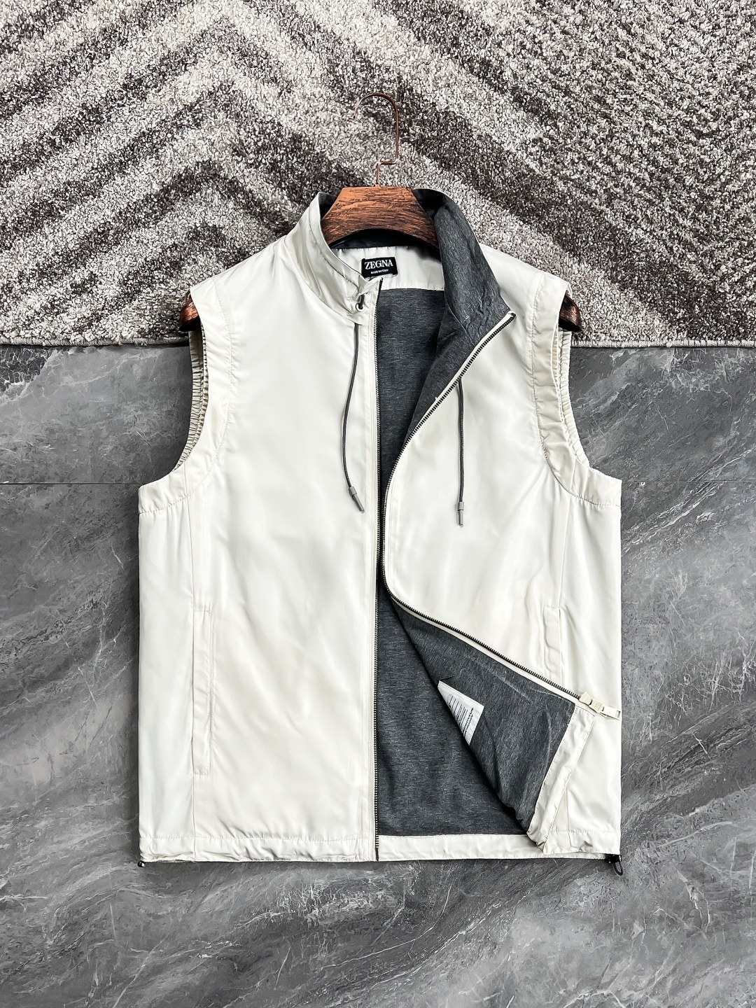 NO:119720,M21177-61018-[New Product] Hong Kong Foreign Business Channel Product. Early Spring New Zeg*a Men's Wool Blend Stand Collar Business and Casual Vest. On the one hand, it provides customers with high-tech fabrics developed by Zjia's new patent, with high-density waterproof and windproof properties, and excellent quick drying. On the other hand, it is a selected high-performance 55 wool material   31 long velvet cotton   14 mulberry silk precious fabric, mixed and blended with golden ratio to create an extremely comfortable top-grade fabric, a breathable fabric with excellent breathability, and is a unique subversive fabric on the market!  The details are excellent, and the craftsmanship is demonstrated everywhere. The auxiliary materials are exclusively customized. The exquisite double-rail zipper is quite unique and ingenious!  The fashionable stand-up collar design is suitable for everyday outfits, and can be used for any occasion, business commuting, street leisure, outdoor sports, etc. The upper body effect is capable and stylish, and the wardrobe business leisure is excellent and has a high attendance rate!  A treasure-level functional equipment that combines fashion sense and technology creates a unique styling item. The overall outline tends to be simple and has a strong practical look!  Color blue gray Apricot color Coffee Size 48 50 52 54 56 Size data Size 48 shoulder width 43cm-bust 108cm-cloth length 68cm 50 shoulder width 44cm-bust 112cm-cloth length 69cm 52 shoulder width 45cm-bust 116cm-cloth length 70cm 54 shoulder width 46cm-bust 120cm-cloth length 71cm 56 shoulder width 47cm-bust 124cm-cloth length 72cm, gold, alexander wang19860909M21177-61018-【新品】香港洋行渠道货.早春新款Zeg*a 男士羊毛混纺立领商务休闲百搭马甲背心.一面为客供Z家新型专利研发的高科技面料,具备高密度防水防风属性,速干性极好,另一面为甄选的高性能55羊毛材质 31长绒棉 14桑蚕丝矜贵面料,黄金比例混搭融合,缔造出极为舒适的顶级面料,会呼吸的面料,透气性极佳,属于市面独一无二的颠覆性面料类型！细节极为出色,处处彰显出匠心工艺,辅料皆为专属定制,精湛的双导轨拉链,颇为别致匠心！时尚立领设计,符合日常各种穿搭,驾驭任何场合,商务通勤、出街休闲、户外运动等,上身效果干练有型,衣橱商务休闲绝佳的高出勤率！集时装感与科技感的一款宝藏级功能型装备,塑造出别具一格的造型单品,整体的轮廓趋于简约派,实穿性极强！ 颜色蓝色 灰色 杏色 咖色 尺码48 50 52 54 56 尺码数据 48码肩宽43cm-胸围108cm-衣长68cm 50码肩宽44cm-胸围112cm-衣长69cm 52码肩宽45cm-胸围116cm-衣长70cm 54码肩宽46cm-胸围120cm-衣长71cm 56码肩宽47cm-胸围124cm-衣长72cm,,gold,alexander wang,Men's clothing