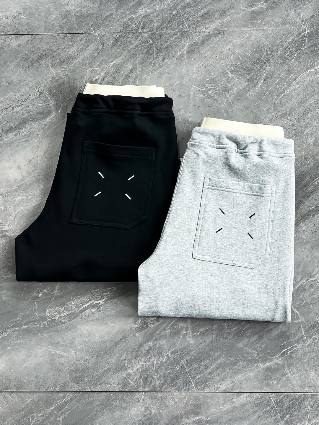 NO:122927,[New Product] Trading company channels are rare, 2025 early spring new MM6 Mai*on Mar*iela double waist contrast color design for men's fashionable casual sweatpants casual pants trousers. With its excellent quality, unique design and exquisite craftsmanship, MM6 scimitar casual pants have become the only difference between urban people who pursue fashion and comfort. Whether it is daily travel or casual gatherings, you can easily control various occasions and show your unique charm!  This trouser is made of high-quality terry cotton cloth customized by customers. The fabric has been carefully selected and processed to show the clarity and delicateness of the needle-chip texture, bringing an extraordinary comfort experience to the wearer!  The design incorporates the design elements of the fashionable elastic waist splicing fake two pieces, which not only retains the ease and freedom of casual pants, but also adds a sense of layering and fashion!  The three-dimensional offset digital logo in the center of the waist not only shows the unique brand characteristics, but also cleverly demonstrates the wearer's identity and status, making it unforgettable at a glance!  The details show the ingenuity of craftsmanship. The four corner stitching embroidery of the back pocket outlines the indispensable elements of the brand with exquisite craftsmanship and delicate lines, highlighting the wearer's taste and style!  The cutting design of the three-dimensional spliced ​​scimitar pants gives the pants a unique visual effect, and the upper body is fashionable and handsome, making people instantly the focus of the streets and alleys!  Color black Gray Size S M L XL Size data S waist 70/76cm-hip circumference 106cm-front 28cm-thigh circumference 66cm-thigh length 104cm-trouser legs 36cm M waist circumference 74/80cm-thigh circumference 110cm-front 29cm-thigh circumference 68cm-thigh length 104cm-trouser legs 37cm L waist circumference 78/84cm-thigh circumference 114cm-front 30cm-thigh circumference 70cm-thigh length 105cm-trouser legs 38cm XL waist circumference 82/88cm-thigh circumference 118cm-thigh circumference 31cm-thigh circumference 72cm-trouser legs 105cm-trouser legs 39cm,,masion margiela,alexander wang19860909【新品】贸易公司渠道稀出,2025早春新款MM6 Mai*on Mar*iela双腰头撞色设计男士时尚休闲卫裤休闲裤长裤.MM6弯刀休闲裤以其卓越的品质、独特的设计和精湛的工艺,成为了追求时尚与舒适的都市人的不二无论是日常出行还是休闲聚会,都能让你轻松驾驭各种场合,展现出自己的独特魅力！这款裤装采用客供定制的优质毛圈棉布,面料经过精心挑选与处理,展现出针凿纹理的清晰与细腻,为穿着者带来非凡的舒适体验！设计上融入了时尚松紧腰拼接假两件的设计元素,既保留了休闲裤的轻松自在,又增添了层次感和时尚度！腰头中央的立体胶印数字标识,不仅展现出独特的品牌特色,还巧妙地彰显了穿着者的身份地位,让人一眼难忘！细节之处更是彰显匠心独运,后兜四角缝线刺绣,以精湛的工艺和细腻的线条,勾勒出品牌不可或缺的元素,彰显出穿着者的品味与格调！而立体拼接式弯刀裤型的裁剪设计,则赋予了这款裤子独特的视觉效果,上身时髦帅气,让人瞬间成为街头巷尾的焦点！ 颜色黑色 灰色 尺码S M L XL 尺码数据 S码腰围70/76cm-臀围106cm-前档28cm-大腿围66cm-裤长104cm-裤脚36cm M码腰围74/80cm-臀围110cm-前档29cm-大腿围68cm-裤长104cm-裤脚37cm L码腰围78/84cm-臀围114cm-前档30cm-大腿围70cm-裤长105cm-裤脚38cm XL码腰围82/88cm-臀围118cm-前档31cm-大腿围72cm-裤长105cm-裤脚39cm,,masion margiela,alexander wang,Men's clothing