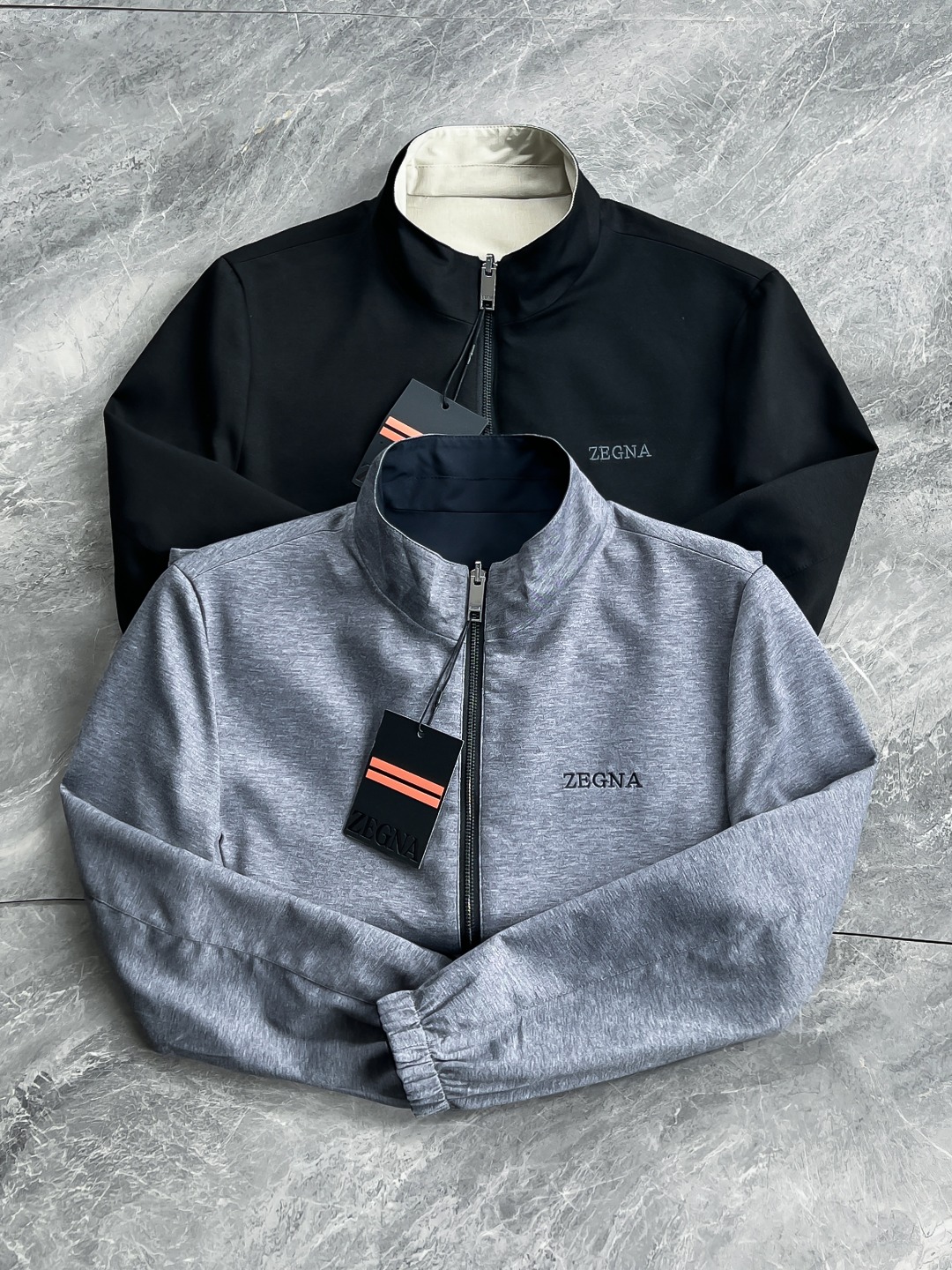 NO:126189,[New Product] Hong Kong Foreign Business Company Channel Product, the new Zeg*a men's high-end business and casual double-sided wool-blend jacket for men. The overall design feels strong, perfectly integrating fashion aesthetics and new urban business and leisure concepts, continuing the consistent design tone of EZ home, and the Italian minimalist, capable and outdoor functional style are the ultimate interpretation, both solemn and harmonious, and the upper body is full of style!  A treasure-level functional equipment that combines fashion sense and technology creates a unique styling item. The overall outline tends to be simple and double-sided design. Each side is a versatile and versatile color matching, and it is extremely practical!  On the one hand, it provides customers with high-tech fabrics developed by Zjia’s new patent, with high-density waterproof and windproof properties, and excellent quick drying. On the other hand, it is a selected high-performance 55 wool material   31 long velvet cotton   14 mulberry silk precious fabric, mixed and blended with golden ratio to create an extremely comfortable top-grade fabric, a breathable fabric with excellent breathability, and is a unique subversive fabric type on the market!  The details are excellent, and the craftsmanship is demonstrated everywhere. The auxiliary materials are exclusively customized, which is quite unique and ingenious!  The color matching is light and mature, versatile, suitable for everyday outfits, and can be used to control any occasion, business commuting, street leisure, etc. The upper body effect is capable and stylish, and it is an excellent high attendance jacket with business leisure in the wardrobe!  Color blue off-white Size 48 50 52 54 56 Size data: 48 size shoulder width 46cm-bust 108cm-length 62cm-sleeve length 57cm 50 size shoulder width 47cm-bust 112cm-length 64cm-sleeve length 58cm 52 size shoulder width 48cm-bust 116cm-length 66cm-sleeve length 59cm 54 size shoulder width 49cm-bust 120cm-length 68cm-sleeve length 61cm 56 size shoulder width 50cm-bust 124cm-length 70cm-sleeve length 63cm.,,jackets & coats,jackets & coats,gold,alexander wang19860909【新品】香港洋行公司渠道货,早春新款Zeg*a男士高端商务休闲双面穿立领羊毛混纺夹克外套.整体的造型设计感极强,将时装美学和新都市商务休闲概念完美融合,延续一贯EZ家的设计基调,通体将意式的极简、干练和户外功能性风格极致诠释,亦庄亦谐,上身型款十足！集时装感与科技感的一款宝藏级功能型装备,塑造出别具一格的造型单品,整体的轮廓趋于简约派,双面的设计,每一面皆属于万能百搭配色,实穿性极强！一面为客供Z家新型专利研发的高科技面料,具备高密度防水防风属性,速干性极好,另一面为甄选的高性能55羊毛材质 31长绒棉 14桑蚕丝矜贵面料,黄金比例混搭融合,缔造出极为舒适的顶级面料,会呼吸的面料,透气性极佳,属于市面独一无二的颠覆性面料类型！细节极为出色,处处彰显出匠心工艺,辅料皆为专属定制,颇为别致匠心！配色轻熟万能百搭,符合日常各种穿搭,驾驭任何场合,商务通勤、出街休闲等,上身效果干练有型,属于衣橱商务休闲绝佳的高出勤率外套！ 颜色蓝色 米白色 尺码48 50 52 54 56 尺码数据: 48码肩宽46cm-胸围108cm-衣长62cm-袖长57cm 50码肩宽47cm-胸围112cm-衣长64cm-袖长58cm 52码肩宽48cm-胸围116cm-衣长66cm-袖长59cm 54码肩宽49cm-胸围120cm-衣长68cm-袖长61cm 56码肩宽50cm-胸围124cm-衣长70cm-袖长63cm.,,jackets & coats,jackets & coats,gold,alexander wang,Men's clothing