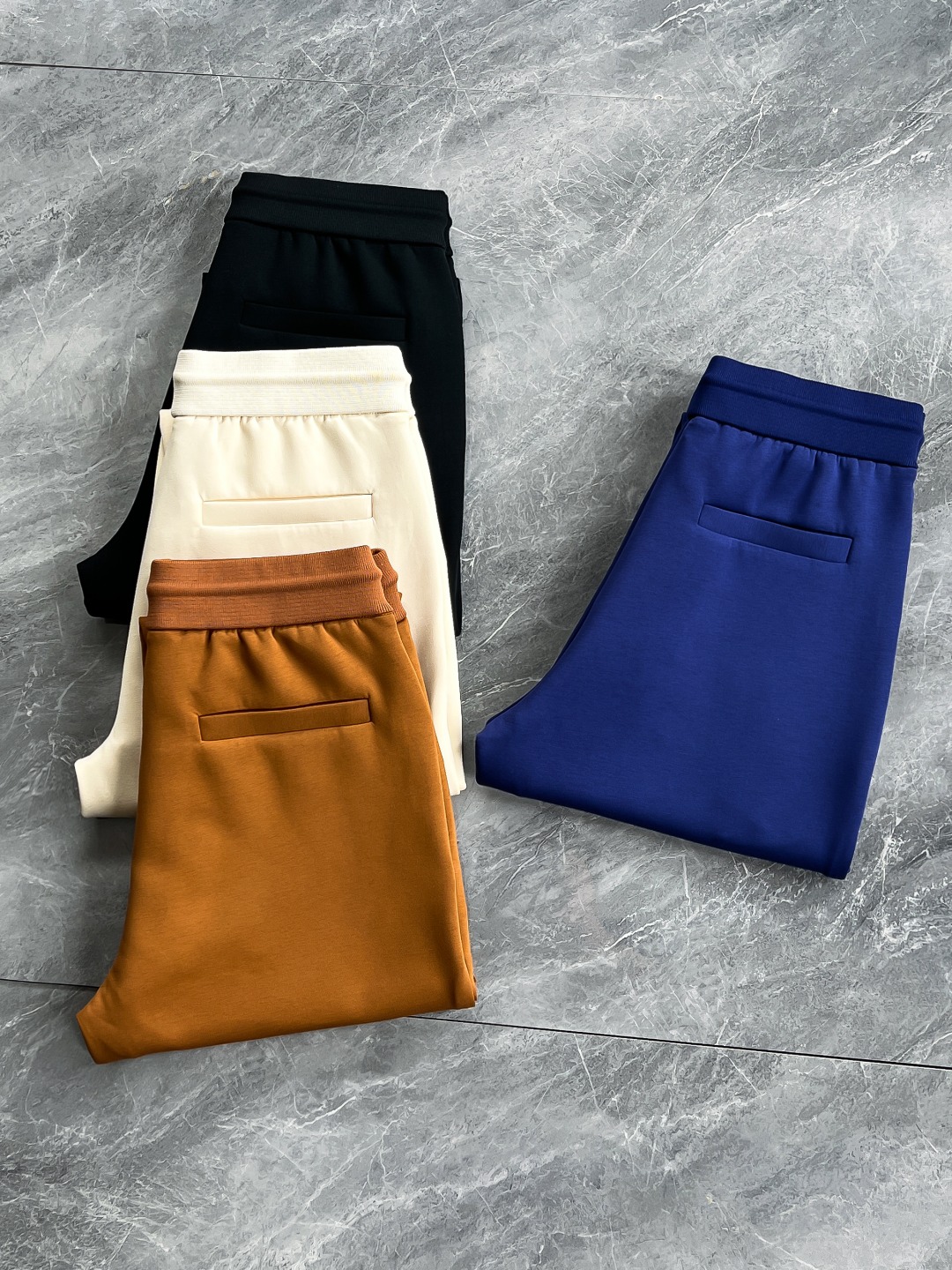 NO:124721,[New Product] Hong Kong foreign business channel goods, heavy-weight tasting products, 2025 early spring new Zeg*a fashion men's air cotton jogging pants/casual sweatpants, the overall design sense is very strong, perfectly integrating fashion aesthetics with new urban business and leisure concepts, continuing the consistent design tone of EZ home, and the Italian minimalist, capable and outdoor functional style are the ultimate interpretation, both solemn and harmonious, and the upper body is full of style!  A high-end light luxury platinum-grade trousers with a strong sense of design. The whole body shape outline brings minimalist aesthetics to the extreme, the lines are smooth and capable, the classic micro three-dimensional tailoring style, elastic belt drawstring, ribbed trouser legs, the front of the pants is decorated with an iconic badge logo, which is very distinctive and has a rigorous workmanship. Every detail can prove that the brand grasps quality and can withstand the test in all aspects. The upper body effect is excellent, and the styling is first-class. It is a rare high-end product on the market!  Color black blue khaki camel size 48 50 52 54 56 Size data 48 waist circumference 70/76cm-hip circumference 102cm-front 29cm-thigh circumference 60cm-trouser length 94cm-trouser legs 26cm 50 waist circumference 74/80cm-thigh circumference 106cm-front 29cm-thigh circumference 62cm-trouser length 95cm-trouser legs 27cm 52 waist circumference 78/84cm-thigh circumference 110cm-front 30cm-thigh circumference 64cm-trouser length 96cm-trouser legs 28cm 54 waist circumference 82/88cm-thigh circumference 114cm-front 30cm-thigh circumference 66cm-trouser length 97cm-trouser legs 29cm  56 size waist circumference 86/92cm - hip circumference 118cm - front gear 30cm - thigh circumference 68cm - trouser length 98cm - trouser legs 30cm.,,alexander wang19860909【新品】香港洋行渠道货,重磅级品鉴产物,2025早春新款Zeg*a时装款男士空气棉慢跑裤/休闲卫裤,整体的造型设计感极强,将时装美学和新都市商务休闲概念完美融合,延续一贯EZ家的设计基调,通体将意式的极简、干练和户外功能性风格极致诠释,亦庄亦谐,上身型款十足！高端轻奢白金级的一款卫裤,设计感极强,通体的造型轮廓将极简美学发挥到极致,线条感流畅干练,经典微立体剪裁版型,松紧腰带抽绳,裤脚罗纹收口,裤子前身饰有标志性徽章标识,辨识度非常鲜明,做工严谨考究,每一处细节皆可力证品牌对于品质方面的拿捏,方方面面经得住考验,上身效果超赞,造型感一流,属于市面稀有的高级单品！ 颜色黑色 蓝色 卡其色 驼色 尺码48 50 52 54 56 尺码数据 48码腰围70/76cm-臀围102cm-前档29cm-大腿围60cm-裤长94cm-裤脚26cm 50码腰围74/80cm-臀围106cm-前档29cm-大腿围62cm-裤长95cm-裤脚27cm 52码腰围78/84cm-臀围110cm-前档30cm-大腿围64cm-裤长96cm-裤脚28cm 54码腰围82/88cm-臀围114cm-前档30cm-大腿围66cm-裤长97cm-裤脚29cm 56码腰围86/92cm-臀围118cm-前档30cm-大腿围68cm-裤长98cm-裤脚30cm.,,alexander wang,Men's clothing