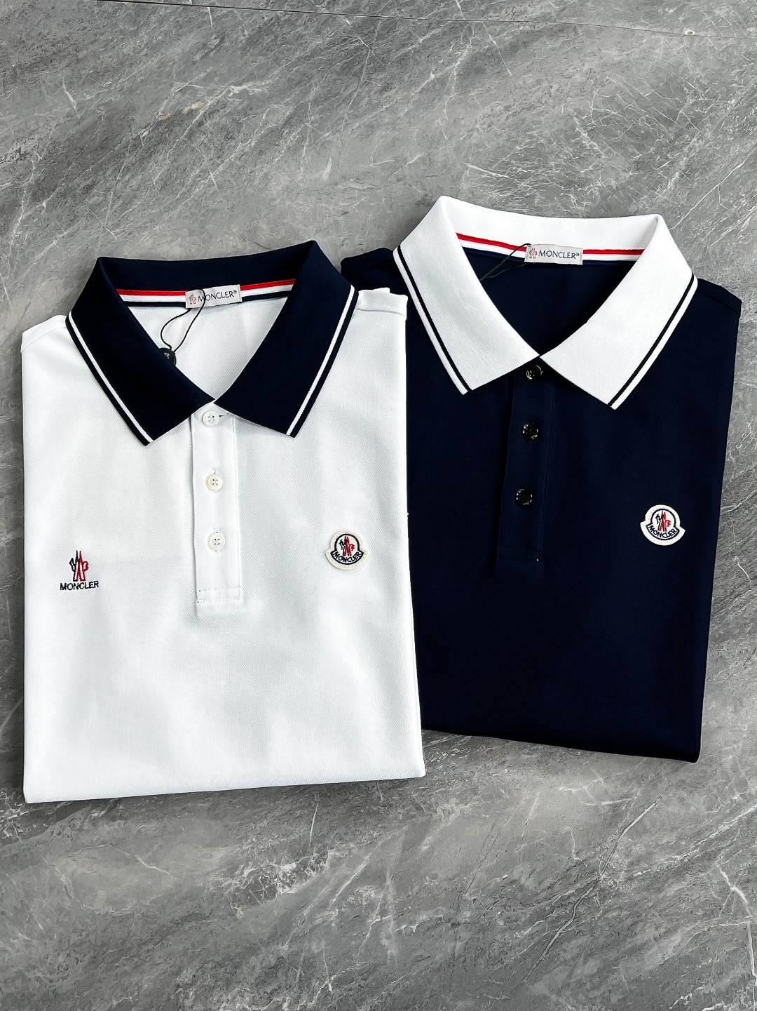 NO:124722,[New Product] Top Trading Company Products, Platinum-grade Quality, 2025 Spring and Summer New Products, Exclusively Sold!  !  MON*LER high-end men's business casual lapel polo POLO shirt!  A polo shirt that is very consistent with the aesthetic tone of MON's home. The style of the styling and design perfectly follows the essence of MON's home. Classic contrasting elements are perfectly embellished on the cuffs and hem. It is equipped with the iconic round leather badge on the chest. It is clearly recognizable and is a soul-style embellishment, and it highlights the sense of high-end and fashionable accent!  Customers supply high-end imported garments and bead-woven floor fabrics, French old-fashioned workshops with garments are made of woven and dyed. They are extremely luxurious and special materials, with excellent fabric attributes, extremely high gloss, delicate and natural mesh structure, perfect comfort and breathability, and the touch experience is self-evident, luxurious and ultimate enjoyment!  The details are exquisite and sophisticated, with three-button open and close placket design, excellent compatibility, capable and neat upper body effect, both style, elegant and intellectual temperament, perfect control of business commuting and leisure on the street, and is a versatile and practical POLO shirt!  Color navy white Size M L XL XXL XXXL Size data M Shoulder width 43cm-bust 98cm-sleeve length 20cm-clothing length 68cm L Shoulder width 44cm-bust 102cm-sleeve length 21cm-clothing length 69cm XL Shoulder width 45cm-bust 106cm-sleeve length 22cm-clothing length 70cm XXL Shoulder width 46cm-bust 110cm-sleeve length 23cm-clothing length 71cm XXXL Shoulder width 47cm-bust 114cm-sleeve length 24cm-clothing length 72cm.,,alexander wang19860909【新品】顶级贸易公司货,白金级品相,2025春夏新品,独家售卖！！MON*LER高端男士商务休闲翻领马球POLO衫！极符合 MON 家美学基调的一款马球衫,造型设计画风完美沿袭了MON家的精髓,经典撞色元素完美点缀于袖口及下摆处,搭载胸前标志性圆形皮质徽章标识,辨识度鲜明,属于灵魂式的点缀,且彰显出高级感与时装的腔调！客供高级进口成衣定织珠地面料,法国老牌工坊成衣工序定织定染,极为奢华特殊的材质,面料属性皆为上乘,面料光泽度极高,网眼结构细腻自然,舒适性与透气性完美兼备,触感体验不言而喻,奢华极致享受！细节设计精湛考究,三扣开合门襟设计,兼容性优越,上身效果干练利落,型格兼具,优雅且知性气质,商务通勤与出街休闲完美驾驭,属于百搭实穿性极好的一款POLO衫！ 颜色藏青色 白色 尺码M L XL XXL XXXL 尺码数据 M码 肩宽43cm-胸围98cm-袖长20cm-衣长68cm L码 肩宽44cm-胸围102cm-袖长21cm-衣长69cm XL码 肩宽45cm-胸围106cm-袖长22cm-衣长70cm XXL码 肩宽46cm-胸围110cm-袖长23cm-衣长71cm XXXL码 肩宽47cm-胸围114cm-袖长24cm-衣长72cm.,,alexander wang,Men's clothing