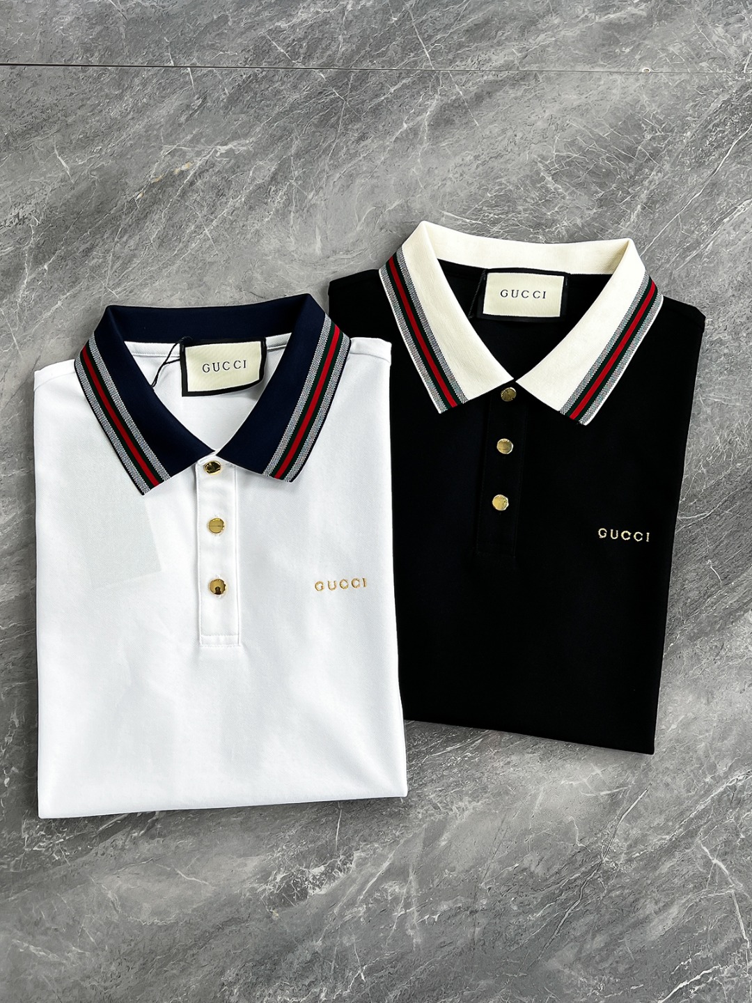 NO:129769,[New Product] Hong Kong foreign business channel goods, new classic star-rated items in spring and summer 2025, advertising album image blockbuster combinations, popular models in buyers’ stores!  Gu*ci men's business casual lapel polo POLO shirt!  The appearance of men's clothing every season has attracted much attention and is subversive. The three-color woven neckline is reshaped and the rich retro atmosphere is interpreted, making these elements full of vitality!  A POLO shirt with appearance and design is equipped with contrasting webbing elements. It is quite exquisite, high-end and gorgeous, with invincible visual effects, greatly enhancing the beauty!  Customers supply high-end imported garment custom-woven bead floor fabrics, Italian old-fashioned workshop garment process is a very luxurious and special material, the fabric attributes are all excellent, the fabric has extremely high gloss, the mesh structure is delicate and natural, and the comfort and breathability are perfect. The touch experience is self-evident, and the ultimate luxury enjoyment!  The fashionable three-button open-close placket design is very fashionable and age-reducing. The upper body is full of temperament, and the color matching is quite in line with the matching season needs. The retro tone is particularly good, and there are zero items on the market that are the same!  Color black white Size M L XL XXL XXXL Size data M Shoulder width 43cm-bust 98cm-sleeve length 20cm-clothing length 68cm L Shoulder width 44cm-bust 102cm-sleeve length 21cm-clothing length 69cm XL Shoulder width 45cm-bust 106cm-sleeve length 22cm-clothing length 70cm XXL Shoulder width 46cm-bust 110cm-sleeve length 23cm-clothing length 71cm XXXL Shoulder width 47cm-bust 114cm-sleeve length 24cm-clothing length 72cm.,,alexander wang19860909【新品】香港洋行渠道货,2025春夏新款经典明星级单品,广告画册形象大片搭配款,买手店里的人气款！Gu*ci男士商务休闲翻领马球POLO衫！每一季男装的出现都备受瞩目,都带颠覆性色彩,三色织带领口重塑并演绎浓郁的复古的气息,让这些元素都充满生命力！颜值与设计并存的一款POLO衫,搭载撞色织带元素,颇为精致高级华丽,视觉效果无敌惊艳,极大的提升了美感！客供高级进口成衣定织珠地面料,意大利老牌工坊成衣工序定织定染,极为奢华特殊的材质,面料属性皆为上乘,面料光泽度极高,网眼结构细腻自然,舒适性与透气性完美兼备,触感体验不言而喻,奢华极致享受！时尚三扣开合门襟设计,搭配小翻领非常时尚且减龄,上身满满的气质感,配色相当符合搭配季节需求,复古的腔调特别足,市面零撞衫的类型单品！ 颜色黑色 白色 尺码M L XL XXL XXXL 尺码数据 M码 肩宽43cm-胸围98cm-袖长20cm-衣长68cm L码 肩宽44cm-胸围102cm-袖长21cm-衣长69cm XL码 肩宽45cm-胸围106cm-袖长22cm-衣长70cm XXL码 肩宽46cm-胸围110cm-袖长23cm-衣长71cm XXXL码 肩宽47cm-胸围114cm-袖长24cm-衣长72cm.,,alexander wang,Men's clothing