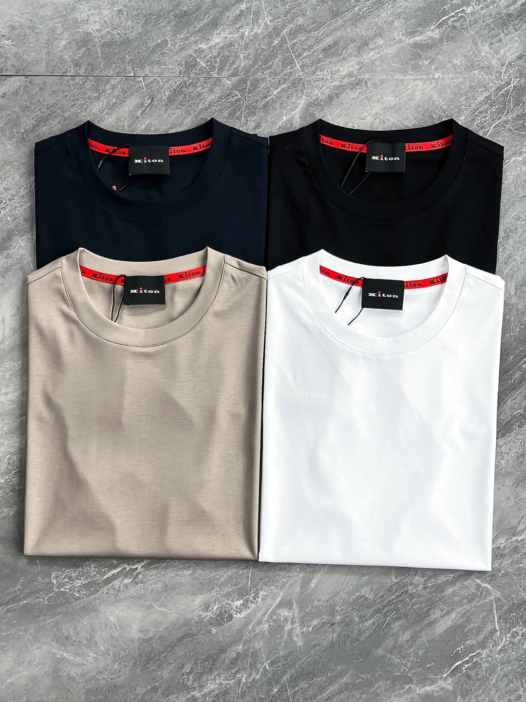 NO:119723,M21177-65014-【New Products】Trading company channel goods, original Italian production, new spring and summer products, classic and luxurious works!  !  The appearance is perfect!  !  KITON Men's Simple Business and Casual Double-Side Mercerated Round Neck Short-Sleeve T-shirt. It is known as a model in the fashion and handicraft industry. It is a royal noble and elite royal brand. It is the first choice for Prince Charles, Putin and Wall Street financial tycoons. It is the world's top luxury men's clothing brand!  The overall design style follows the Ki family genes, the classic aristocratic old Qian style, and is quite exquisite in fabric selection and craftsmanship. It is low-key and luxurious, elegant and noble. Every detail proves the brand's own sense of luxury!  The sleeves are decorated with an iconic brand logo, perfectly presented with exquisite embroidery craftsmanship, and powerfully demonstrate their identity and image!  Foreign customers supply double-strand mercerized cotton environmentally friendly fabrics, rare performance fabrics on the market, extremely delicate texture structure, first-class texture, excellent gloss, invincible comfort with a strong sense of ice, silky and smooth, and the exquisite taste is very high-end and luxurious, which subverts the imagination!  The upper body has first-class effect and a strong sense of elegance. It is quite outstanding in both inner wear and single wear. It is light and versatile in color. It can be used for business and leisure in any occasion. The wardrobe has excellent business and leisure, and it is excellent for high attendance, and everyone has one!  Color black gray white royal blue Size 48 50 52 54 56 Size data 48 shoulder width 44cm-bust 100cm-length 66cm 50 shoulder width 45cm-bust 104cm-length 68cm 52 shoulder width 46cm-bust 108cm-length 70cm 54 shoulder width 48cm-bust 112cm-length 72cm 56 shoulder width 50cm-bust 116cm-length 74cm, T-shirt,tees,t-shirt,alexander wang19860909M21177-65014-【新品】贸易公司渠道货,意大利原厂出品,春夏新品,经典奢华之作！！品相完美如斯！！KITON奇顿男士简约商务休闲双面丝光圆领短袖T恤.被誉为时装手工界的典范,皇室贵族及精英御用品牌,查尔斯王子和普京及华尔街金融大鳄们的首选,属于全球顶级奢华男装品牌！整体的设计风格沿袭了Ki家族基因,经典贵族老钱风,在面料选取和工艺方面都相当考究,低调且奢华,优雅且高贵,每一个细节都在力证品牌自身的高级感！袖臂饰有标志性品牌标识,运用精美刺绣工艺完美呈现,有力标榜了身份与形象！外商客供双股丝光棉环保面料,市面稀有的性能面料,肌理构造极为细腻,质感方面一流,光泽度极好,触感无敌的舒适,具有强烈的冰感,丝滑柔顺,细品非常高级奢华,所带来的体验感颠覆想象！上身效果一流,儒雅气质感极强,无论内搭还是单穿都颇为出彩,轻熟百搭配色,驾驭任何场合,商务休闲皆可,衣橱商务休闲绝佳的高出勤率,人手一件！ 颜色黑色 灰色 白色 宝蓝色 尺码48 50 52 54 56 尺码数据 48码肩宽44cm-胸围100cm-衣长66cm 50码肩宽45cm-胸围104cm-衣长68cm 52码肩宽46cm-胸围108cm-衣长70cm 54码肩宽48cm-胸围112cm-衣长72cm 56码肩宽50cm-胸围116cm-衣长74cm,,T-shirt,tees，t-shirt,alexander wang,Men's clothing