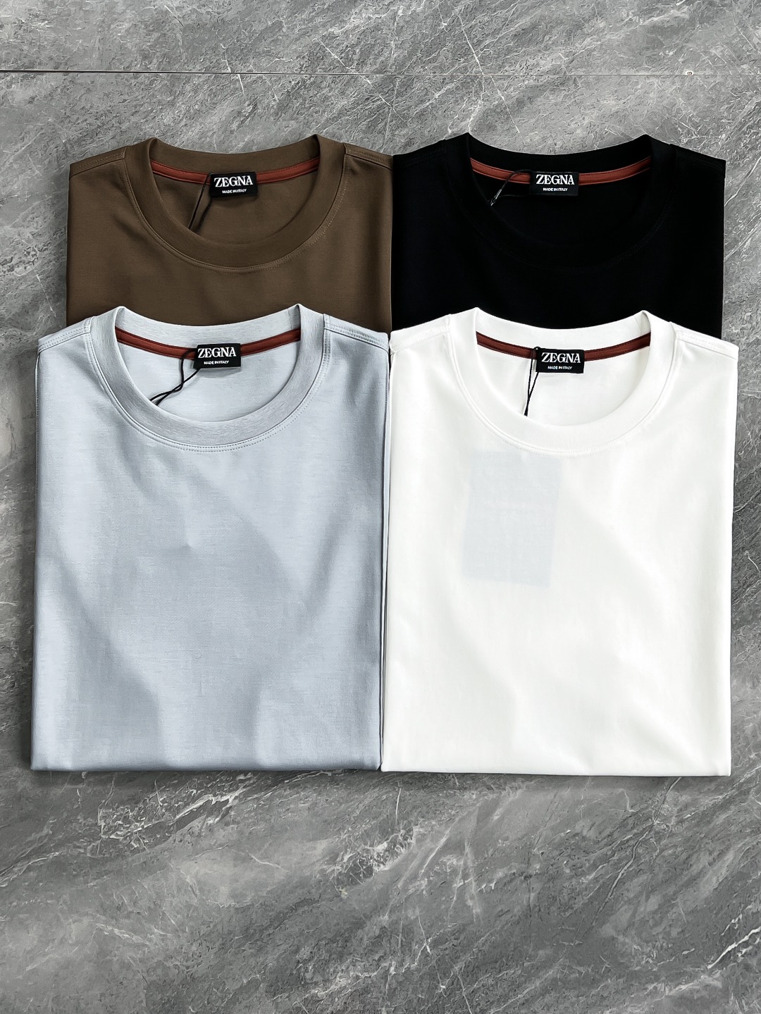 NO:119738,M21177-63002-[New Product] Top foreign company channel goods, new spring and summer models, pure blood quality, high-end ace series!  High performance comfortable fabric!  !  Zeg*a men's business and casual solid color solid cut double-sided mercerated round neck short-sleeved T-shirt. A T-shirt with excellent quality and fabric craftsmanship, the style continues the minimalist and normal design of EZ's home, bringing the route of mature, elegant and capable to the extreme, both solemn and harmonious, combining fashion and temperament, three-dimensional tailoring technology, with distinct recognition, and boasting the brand identity characteristics!  Foreign customers supply double-strand mercerized cotton environmentally friendly fabrics, rare performance fabrics on the market, extremely delicate texture structure, first-class texture, excellent gloss, invincible comfort with a strong sense of ice, silky and smooth, and the exquisite taste is very high-end and luxurious, which subverts the imagination!  The details are exquisite and exquisite, showing the quality everywhere, the upper body has first-class effect, capable and full of temperament, and it highlights the taste. It is very basic and versatile, and it is perfect for urban high-end business and leisure!  Color gray Black white Coffee Size 48 50 52 54 56 Size data 48 Shoulder width 44cm-Bust 100cm-Length 66cm 50 Shoulder width 45cm-Bust 104cm-Length 68cm 52 Shoulder width 46cm-Bust 108cm-Length 70cm 54 Shoulder width 48cm-Bust 112cm-Length 72cm 56 Shoulder width 50cm-Bust 116cm-Length 74cm, T-shirt,tees,t-shirt,alexander wang19860909M21177-63002-【新品】顶级洋行渠道货,春夏新款,纯正血统品质,高端王牌系列！高性能舒适面料！！Zeg*a男士商务休闲纯色立体裁剪双面丝光圆领短袖T恤.品相与面料工艺都极为拔尖的一款T恤,风格仍延续EZ家极简常态化的设计,将轻熟优雅干练的路线发挥到极致,亦庄亦谐,集时髦与气质于一身,立体剪裁工艺,辨识度鲜明,且标榜了品牌身份特质！外商客供双股丝光棉环保面料,市面稀有的性能面料,肌理构造极为细腻,质感方面一流,光泽度极好,触感无敌的舒适,具有强烈的冰感,丝滑柔顺,细品非常高级奢华,所带来的体验感颠覆想象！细节精湛考究,处处尽显品质感,上身效果一流,干练且气质感十足,非常凸显品位的一款T恤,非常基础百搭,都市高端商务与休闲完美兼备！ 颜色灰色 黑色 白色 咖色 尺码48 50 52 54 56 尺码数据 48码肩宽44cm-胸围100cm-衣长66cm 50码肩宽45cm-胸围104cm-衣长68cm 52码肩宽46cm-胸围108cm-衣长70cm 54码肩宽48cm-胸围112cm-衣长72cm 56码肩宽50cm-胸围116cm-衣长74cm,,T-shirt,tees，t-shirt,alexander wang,Men's clothing