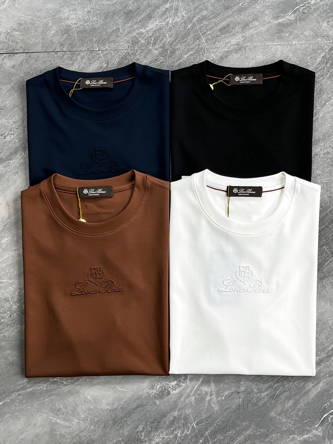 NO:119725,M21177-63004-[New Product] Trading company channel products, famous, pure blood quality, original Italian products, official new products in the year!  !  Lo*o Pi*na men's high-end business casual simple round neck short-sleeved T-shirt. Fashion with typical Italian style is quite exquisite in fabric selection and craftsmanship. It is very consistent with the aesthetic tone of the LP family. It is low-key and luxurious, elegant and noble. Every detail proves the brand's own sense of luxury. The chest is decorated with an iconic brand logo, presented in exquisite three-dimensional embossment, which is a soul-like interpretation!  Customers supply imported Egyptian cotton fabrics, Italian old-fashioned workshop ready-to-wear process fixed weaving and dyeing, extremely luxurious and special materials, all with superior fabric attributes, first-class texture, excellent skin-friendly, silky and delicate touch, with superior icy and breathable functionality, and the invincible luxury enjoyment of the upper body, subverting the previous understanding of fabrics. In addition, the luster brought by the texture itself is quite high-end and superior!  The upper body has first-class effect and a strong sense of elegance. It is quite outstanding in both inner wear and single wear. It is light and versatile in color. It can be used for business and leisure in any occasion. The wardrobe has excellent business and leisure, and it is excellent for high attendance, and everyone has one!  Color black white Apricot blue Size 48 50 52 54 56 Size data 48 shoulder width 44cm-bust 100cm-length 66cm 50 shoulder width 45cm-bust 104cm-length 68cm 52 shoulder width 46cm-bust 108cm-length 70cm 54 shoulder width 48cm-bust 112cm-length 72cm 56 shoulder width 50cm-bust 116cm-length 74cm, loro piana, T-shirt,tees, t-shirt,alexander wang19860909M21177-63004-【新品】贸易公司渠道臻品,系出名门,纯正血统品质,意大利原产出品,年官方新品！！Lo*o Pi*na男士高端商务休闲简约圆领短袖T恤.颇具意大利典型风格的时装,在面料选取和工艺方面都相当考究,极符合LP家族美学基调,低调且奢华,优雅且高贵,每一个细节都在力证品牌自身的高级感,胸前处饰有标志性品牌标识,以精美立体压花呈现,属于灵魂式的诠释！客供进口埃及棉面料,意大利老牌工坊成衣工序定织定染,极为奢华特殊的材质,面料属性皆为上乘,质感一流,亲肤性极佳,触感丝滑细腻,自带优越的冰爽与透气功能性,上身无敌的奢华享受,颠覆以往对于面料的认知,另外肌理本身所带来的光泽感颇为高级上乘！上身效果一流,儒雅气质感极强,无论内搭还是单穿都颇为出彩,轻熟百搭配色,驾驭任何场合,商务休闲皆可,衣橱商务休闲绝佳的高出勤率,人手一件！ 颜色黑色 白色 杏色 宝蓝色 尺码48 50 52 54 56 尺码数据 48码肩宽44cm-胸围100cm-衣长66cm 50码肩宽45cm-胸围104cm-衣长68cm 52码肩宽46cm-胸围108cm-衣长70cm 54码肩宽48cm-胸围112cm-衣长72cm 56码肩宽50cm-胸围116cm-衣长74cm,,loro piana,T-shirt,tees，t-shirt,alexander wang,Men's clothing