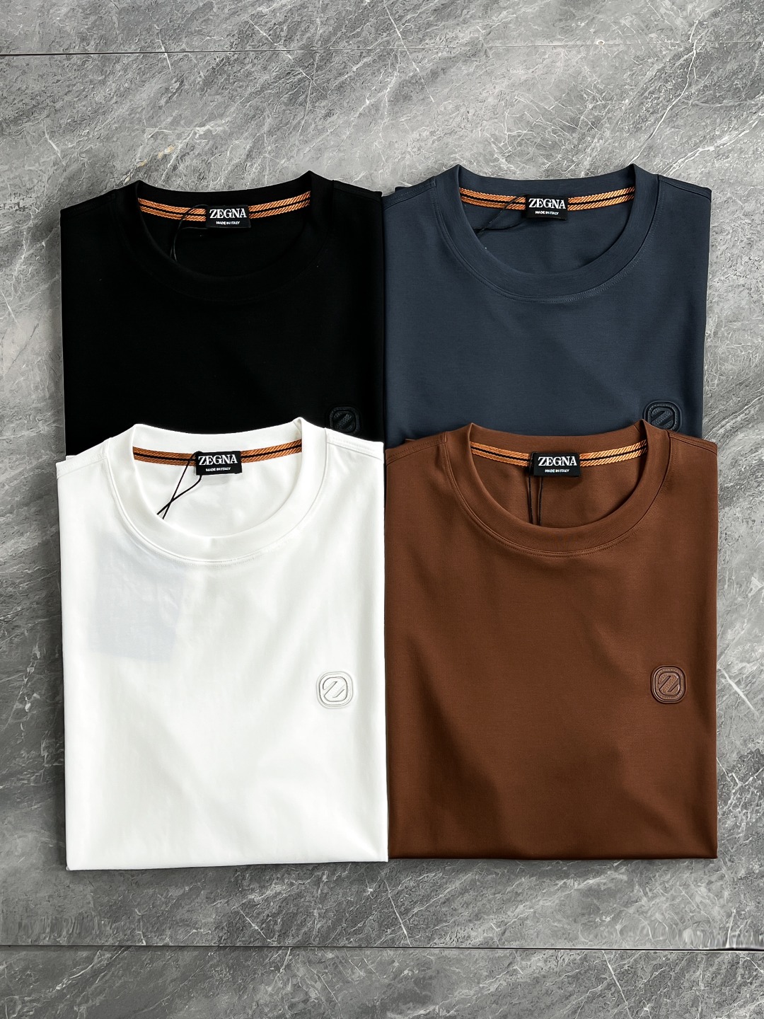 NO:119763,M21177-63007-[New Product] Top foreign company channel goods, pure bloodline quality in spring and summer, high-end ace series!  High performance comfortable fabric!  !  Zeg*a men's business and casual double-sided mercerated round neck short-sleeved T-shirt. A T-shirt with excellent quality and fabric craftsmanship. The style continues the EZ family's minimalist and normal design, bringing the route of mature, elegant and capable to the extreme, both solemn and harmonious, combining fashion and temperament. The three-dimensional Z-shaped leather embroidery logo on the chest is a soul-style embellishment, with distinct recognition and flaunt the brand identity!  Foreign customers supply double-strand mercerized cotton environmentally friendly fabrics, rare performance fabrics on the market, extremely delicate texture structure, first-class texture, excellent gloss, invincible comfort with a strong sense of ice, silky and smooth, and the exquisite taste is very high-end and luxurious, which subverts the imagination!  The details are exquisite and exquisite, showing the quality everywhere, the upper body has first-class effect, capable and full of temperament, and it highlights the taste. It is very basic and versatile, and it is perfect for urban high-end business and leisure!  Color black white Apricot dark gray Size 48 50 52 54 56 Size data Size 48 Shoulder width 44cm-Bust 100cm-Length 66cm Size 50 Shoulder width 45cm-Bust 104cm-Length 68cm Size 52 Shoulder width 46cm-Bust 108cm-Length 70cm Size 54 Shoulder width 48cm-Bust 112cm-Length 72cm Size 56 Shoulder width 50cm-Bust 116cm-Length 74cm, T-shirt,tees,t-shirt,alexander wang19860909M21177-63007-【新品】顶级洋行渠道货,春夏纯正血统品质,高端王牌系列！高性能舒适面料！！Zeg*a男士商务休闲双面丝光圆领短袖T恤.品相与面料工艺都极为拔尖的一款T恤,风格仍延续EZ家极简常态化的设计,将轻熟优雅干练的路线发挥到极致,亦庄亦谐,集时髦与气质于一身,胸前同色系立体Z字皮标刺绣标识,属于灵魂式的点缀,辨识度鲜明,且标榜了品牌身份特质！外商客供双股丝光棉环保面料,市面稀有的性能面料,肌理构造极为细腻,质感方面一流,光泽度极好,触感无敌的舒适,具有强烈的冰感,丝滑柔顺,细品非常高级奢华,所带来的体验感颠覆想象！细节精湛考究,处处尽显品质感,上身效果一流,干练且气质感十足,非常凸显品位的一款T恤,非常基础百搭,都市高端商务与休闲完美兼备！ 颜色黑色 白色 杏色 深灰色 尺码48 50 52 54 56 尺码数据 48码肩宽44cm-胸围100cm-衣长66cm 50码肩宽45cm-胸围104cm-衣长68cm 52码肩宽46cm-胸围108cm-衣长70cm 54码肩宽48cm-胸围112cm-衣长72cm 56码肩宽50cm-胸围116cm-衣长74cm,,T-shirt,tees，t-shirt,alexander wang,Men's clothing