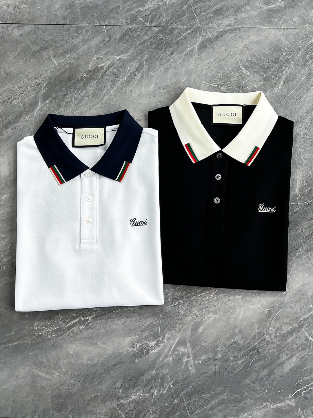 NO:129784,[New Product] Hong Kong foreign business channel goods, classic star-grade single products, new spring and summer 2025, a star-grade single product!  Gu*ci men's fashion business casual bead floor cotton short-sleeved Polo shirt!  A platinum-grade item with a very luxurious design, a Polo shirt that meets the aesthetic tone of Gu's home. The chest is decorated with the latest signature LOGO of the season, and the webbing elements on the collar are embroidered, reshaping the classic retro accent. The brand letters are presented in exquisite embroidery form, and the blessing of shell buttons enhances the overall tone and light luxury!  Customers supply high-end imported garment custom-woven beaded floor fabrics, Italian old-fashioned workshops custom-woven garment process, extremely luxurious and special materials, all with superior fabric attributes, delicate and natural mesh structure, perfect comfort and breathability, the touch experience is self-evident, and the ultimate luxury enjoyment!  The fashionable three-button open-close placket design is a fashionable and age-reducing item with a small lapel. It has a very popular look. It has a full temperament and a retro tone. It is a single item with a full styling feel!  Color black white Size M L XL XXL XXXL Size data M Shoulder width 43cm-bust 98cm-sleeve length 20cm-clothing length 68cm L Shoulder width 44cm-bust 102cm-sleeve length 21cm-clothing length 69cm XL Shoulder width 45cm-bust 106cm-sleeve length 22cm-clothing length 70cm XXL Shoulder width 46cm-bust 110cm-sleeve length 23cm-clothing length 71cm XXXL Shoulder width 47cm-bust 114cm-sleeve length 24cm-clothing length 72cm.,T-shirt,alexander wang19860909【新品】香港洋行渠道货,经典明星级单品,2025春夏新品,明星级的一款单品！Gu*ci 男士时装款商务休闲珠地棉短袖Polo衫！极具奢华设计的一枚白金级单品,符合Gu家美学基调的一款Polo衫,胸前饰有当季最新签名式LOGO,衣领处织带元素点缀,重塑了经典复古的年代腔调,品牌字母以精美的刺绣体呈现,贝壳钮扣的加持,提升了整体的腔调及轻奢感！客供高级进口成衣定织珠地面料,意大利老牌工坊成衣工序定织定染,极为奢华特殊的材质,面料属性皆为上乘,网眼结构细腻自然,舒适性与透气性完美兼备,触感体验不言而喻,奢华极致享受！时尚三扣开合门襟设计,搭配小翻领时尚且减龄,回头率爆表的类型单品,上身满满的气质感,复古的腔调特别足,属于造型感十足的一款单品！ 颜色黑色 白色 尺码M L XL XXL XXXL 尺码数据 M码 肩宽43cm-胸围98cm-袖长20cm-衣长68cm L码 肩宽44cm-胸围102cm-袖长21cm-衣长69cm XL码 肩宽45cm-胸围106cm-袖长22cm-衣长70cm XXL码 肩宽46cm-胸围110cm-袖长23cm-衣长71cm XXXL码 肩宽47cm-胸围114cm-袖长24cm-衣长72cm.,,T-shirt,alexander wang,Men's clothing