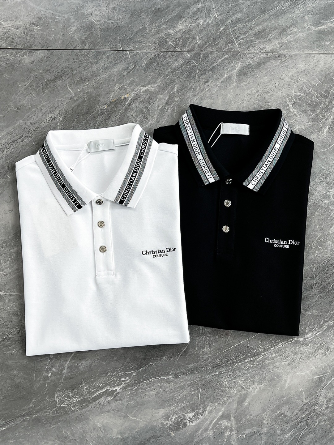 NO:129751,[New Products] Trading company foreign products, heavy high-end and heart-warming items, high-end show joint limited series, super star-level top-hot products!  Christian Di*r men's fashion style business casual bead floor cotton lapel short-sleeved POLO shirt!  A POLO shirt with a CD family aesthetic style. The entire style perfectly follows the CD family tone. The classic brand logo on the chest is perfectly reshaped and interpreted. It is perfectly presented with exquisite embroidery body. The collar is contrasting Christian Di*r webbing decoration. It is inspired by Disney's image works. The painting style is very interesting and fashionable, which enhances the overall visual beauty and is full of high-end feeling!  Customers supply high-end imported garment custom-woven beaded floor fabrics, Italian old-fashioned workshops have garment process fixed-woven and dyed, extremely luxurious and special materials, all with superior fabric attributes, delicate and natural mesh structure, perfect comfort and breathability, and the touch experience is self-evident, luxurious and ultimate enjoyment!  The details are all high-end, with three-button opening and closing plackets, exquisite shell button embellishments, and a small lapel design, which is age-reducing and fashionable, full of vitality and easy to highlight the temperament. The upper body effect is capable and neat, and it has both shapes. It is a versatile and practical POLO shirt!  Color White Black Size M L XL XXL XXXL Size Data M Shoulder width 43cm-Bust 98cm-Sleeve length 20cm-Clothes length 68cm L Shoulder width 44cm-Bust 102cm-Sleeve length 21cm-Clothes length 69cm XL Shoulder width 45cm-Bust 106cm-Sleeve length 22cm-Clothes length 70cm XXL Shoulder width 46cm-Bust 110cm-Sleeve length 23cm-Clothes length 71cm XXXL Shoulder width 47cm-Bust 114cm-Sleeve length 24cm-Clothes length 72cm.,dior,T-shirt,alexander wang19860909【新品】贸易公司洋行货,重磅高级心水之物,高级秀场联名限量系列,超级明星级TOP爆款单品！Christian Di*r男士时装款商务休闲珠地棉翻领短袖POLO衫！颇具CD家族美学风格的一款POLO衫,整个画风完美沿袭了CD家族基调,胸前经典品牌标识得到完美重塑演绎,以精致的刺绣体完美呈现,领口处撞色Christian Di*r织带装饰,灵感来源于迪斯尼形象作品,画风极具趣味时髦感,提升了整体视觉美感,高级感十足！客供高级进口成衣定织珠地面料,意大利老牌工坊成衣工序定织定染,极为奢华特殊的材质,面料属性皆为上乘,网眼结构细腻自然,舒适性与透气性完美兼备,触感体验不言而喻,奢华极致享受！细节之处尽显高级,三扣开合门襟,精致贝壳扣点缀,搭配小翻领设计,减龄又时髦,充满活力且极易凸显出气质感,上身效果干练利落,型格兼具,百搭实穿性极好的一款POLO衫！ 颜色白色 黑色  尺码M L XL XXL XXXL 尺码数据 M码 肩宽43cm-胸围98cm-袖长20cm-衣长68cm L码 肩宽44cm-胸围102cm-袖长21cm-衣长69cm XL码 肩宽45cm-胸围106cm-袖长22cm-衣长70cm XXL码 肩宽46cm-胸围110cm-袖长23cm-衣长71cm XXXL码 肩宽47cm-胸围114cm-袖长24cm-衣长72cm.,,dior,T-shirt,alexander wang,Men's clothing