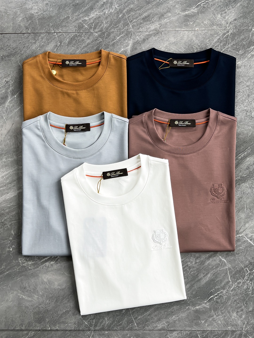 NO:119757,M21177-65002-[New Product] Trading company channel products, famous, pure blood quality, original Italian products, official new products in the year!  Lo*o Pi*na men's high-end business casual simple round neck short-sleeved T-shirt. Fashion with typical Italian style is quite exquisite in fabric selection and craftsmanship. It is very consistent with the aesthetic tone of the LP family. It is low-key and luxurious, elegant and noble. Every detail proves the brand's own sense of luxury. The chest is decorated with an iconic brand logo, presented in exquisite three-dimensional embroidery, which is a soul-like interpretation!  Customers supply imported Egyptian cotton fabrics, Italian old-fashioned workshop ready-to-wear process fixed weaving and dyeing, extremely luxurious and special materials, all with superior fabric attributes, first-class texture, excellent skin-friendly, silky and delicate touch, with superior icy and breathable functionality, and the invincible luxury enjoyment of the upper body, subverting the previous understanding of fabrics. In addition, the luster brought by the texture itself is quite high-end and superior!  The upper body has first-class effect and a strong sense of elegance. It is quite outstanding in both inner wear and single wear. It is light and versatile in color. It can be used for business and leisure in any occasion. The wardrobe has excellent business and leisure, and it is excellent for high attendance, and everyone has one!  Color gray, white, royal blue, purple, pink, ginger, size 48, 50, 52, 54, 56 Size data, size 48, shoulder width 44cm-bust 100cm-length 66cm, size 50, shoulder width 45cm-bust 104cm-length 68cm, size 52, shoulder width 46cm-bust 108cm-length 70cm, size 54, shoulder width 48cm-bust 112cm-length 72cm, size 56, shoulder width 50cm-bust 116cm-length 74cm,,loro piano,T-shirt,tees,t-shirt,alexander wang19860909M21177-65002-【新品】贸易公司渠道臻品,系出名门,纯正血统品质,意大利原产出品,年官方新品！Lo*o Pi*na男士高端商务休闲简约圆领短袖T恤.颇具意大利典型风格的时装,在面料选取和工艺方面都相当考究,极符合LP家族美学基调,低调且奢华,优雅且高贵,每一个细节都在力证品牌自身的高级感,胸前处饰有标志性品牌标识,以精美立体刺绣呈现,属于灵魂式的诠释！客供进口埃及棉面料,意大利老牌工坊成衣工序定织定染,极为奢华特殊的材质,面料属性皆为上乘,质感一流,亲肤性极佳,触感丝滑细腻,自带优越的冰爽与透气功能性,上身无敌的奢华享受,颠覆以往对于面料的认知,另外肌理本身所带来的光泽感颇为高级上乘！上身效果一流,儒雅气质感极强,无论内搭还是单穿都颇为出彩,轻熟百搭配色,驾驭任何场合,商务休闲皆可,衣橱商务休闲绝佳的高出勤率,人手一件！ 颜色灰色 白色 宝蓝色 紫粉色 姜黄色 尺码48 50 52 54 56 尺码数据 48码肩宽44cm-胸围100cm-衣长66cm 50码肩宽45cm-胸围104cm-衣长68cm 52码肩宽46cm-胸围108cm-衣长70cm 54码肩宽48cm-胸围112cm-衣长72cm 56码肩宽50cm-胸围116cm-衣长74cm,,loro piana,T-shirt,tees，t-shirt,alexander wang,Men's clothing