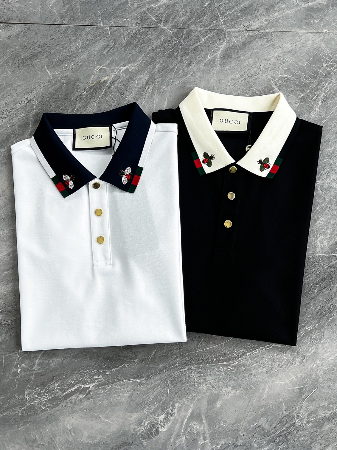 NO:122934,[New Product] Hong Kong foreign business channel goods, classic star-grade single products, new spring and summer 2025, a star-grade single product!  Gu*ci men's fashion business casual bead floor cotton short-sleeved Polo shirt!  A platinum-grade item with a very luxurious design, a Polo shirt that meets the aesthetic tone of Gu's home. The collar is decorated with the latest bee design of the season and embellished with webbing elements, reshaping the classic retro accent, presented with exquisite embroidery body, and the blessing of shell buttons enhances the overall tone and light luxury!  Customers supply high-end imported garment custom-woven beaded floor fabrics, Italian old-fashioned workshops have garment process fixed-woven and dyed, extremely luxurious and special materials, all with superior fabric attributes, delicate and natural mesh structure, perfect comfort and breathability, and the touch experience is self-evident, luxurious and ultimate enjoyment!  The fashionable three-button open-close placket design is a fashionable and age-reducing item with a small lapel. It has a very popular look. It has a full temperament and a retro tone. It is a single item with a full styling feel!  Color black white Size M L XL XXL XXXL Size data M Shoulder width 43cm-bust 98cm-sleeve length 20cm-clothing length 68cm L Shoulder width 44cm-bust 102cm-sleeve length 21cm-clothing length 69cm XL Shoulder width 45cm-bust 106cm-sleeve length 22cm-clothing length 70cm XXL Shoulder width 46cm-bust 110cm-sleeve length 23cm-clothing length 71cm XXXL Shoulder width 47cm-bust 114cm-sleeve length 24cm-clothing length 72cm, T-shirt,alexander wang19860909【新品】香港洋行渠道货,经典明星级单品,2025春夏新品,明星级的一款单品！Gu*ci 男士时装款商务休闲珠地棉短袖Polo衫！极具奢华设计的一枚白金级单品,符合Gu家美学基调的一款Polo衫,衣领饰有当季最新小蜜蜂设计搭配织带元素点缀,重塑了经典复古的年代腔调,以精美的刺绣体呈现,贝壳钮扣的加持,提升了整体的腔调及轻奢感！客供高级进口成衣定织珠地面料,意大利老牌工坊成衣工序定织定染,极为奢华特殊的材质,面料属性皆为上乘,网眼结构细腻自然,舒适性与透气性完美兼备,触感体验不言而喻,奢华极致享受！时尚三扣开合门襟设计,搭配小翻领时尚且减龄,回头率爆表的类型单品,上身满满的气质感,复古的腔调特别足,属于造型感十足的一款单品！ 颜色黑色 白色 尺码M L XL XXL XXXL 尺码数据 M码 肩宽43cm-胸围98cm-袖长20cm-衣长68cm L码 肩宽44cm-胸围102cm-袖长21cm-衣长69cm XL码 肩宽45cm-胸围106cm-袖长22cm-衣长70cm XXL码 肩宽46cm-胸围110cm-袖长23cm-衣长71cm XXXL码 肩宽47cm-胸围114cm-袖长24cm-衣长72cm,,T-shirt,alexander wang,Men's clothing