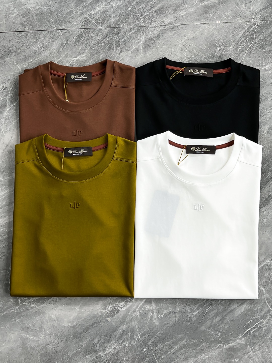 NO:124723,[New Product] Trading company channel products, famous, pure blood quality, original Italian products, official new products in 2025!  !  Lo*o Pi*na men's high-end business casual simple round neck short-sleeved T-shirt. Fashion with typical Italian style is quite exquisite in fabric selection and craftsmanship. It is very consistent with the aesthetic tone of the LP family. It is low-key and luxurious, elegant and noble. Every detail proves the brand's own sense of luxury. The chest is decorated with an iconic brand logo, presented in exquisite three-dimensional embossment, which is a soul-like interpretation!  Customers supply imported Egyptian cotton fabrics, Italian old-fashioned workshop ready-to-wear process fixed weaving and dyeing, extremely luxurious and special materials, all with superior fabric attributes, first-class texture, excellent skin-friendly, silky and delicate touch, with superior icy and breathable functionality, and the invincible luxury enjoyment of the upper body, subverting the previous understanding of fabrics. In addition, the luster brought by the texture itself is quite high-end and superior!  The upper body has first-class effect and a strong sense of elegance. It is quite outstanding in both inner wear and single wear. It is light and versatile in color. It can be used for business and leisure in any occasion. The wardrobe has excellent business and leisure, and it is excellent for high attendance, and everyone has one!  Color black white Apricot matcha green Size 48 50 52 54 56 Size data Size 48 shoulder width 44cm-bust 100cm-cloth length 66cm 50 shoulder width 45cm-bust 104cm-cloth length 68cm 52 shoulder width 46cm-bust 108cm-cloth length 70cm 54 shoulder width 48cm-bust 112cm-cloth length 72cm 56 shoulder width 50cm-bust 116cm-cloth length 74cm.,,loro piano,T-shirt,tees,t-shirt,alexander wang19860909【新品】贸易公司渠道臻品,系出名门,纯正血统品质,意大利原产出品,2025年官方新品！！Lo*o Pi*na男士高端商务休闲简约圆领短袖T恤.颇具意大利典型风格的时装,在面料选取和工艺方面都相当考究,极符合LP家族美学基调,低调且奢华,优雅且高贵,每一个细节都在力证品牌自身的高级感,胸前处饰有标志性品牌标识,以精美立体压花呈现,属于灵魂式的诠释！客供进口埃及棉面料,意大利老牌工坊成衣工序定织定染,极为奢华特殊的材质,面料属性皆为上乘,质感一流,亲肤性极佳,触感丝滑细腻,自带优越的冰爽与透气功能性,上身无敌的奢华享受,颠覆以往对于面料的认知,另外肌理本身所带来的光泽感颇为高级上乘！上身效果一流,儒雅气质感极强,无论内搭还是单穿都颇为出彩,轻熟百搭配色,驾驭任何场合,商务休闲皆可,衣橱商务休闲绝佳的高出勤率,人手一件！ 颜色黑色 白色 杏色 抹茶绿 尺码48 50 52 54 56 尺码数据 48码肩宽44cm-胸围100cm-衣长66cm 50码肩宽45cm-胸围104cm-衣长68cm 52码肩宽46cm-胸围108cm-衣长70cm 54码肩宽48cm-胸围112cm-衣长72cm 56码肩宽50cm-胸围116cm-衣长74cm.,,loro piana,T-shirt,tees，t-shirt,alexander wang,Men's clothing