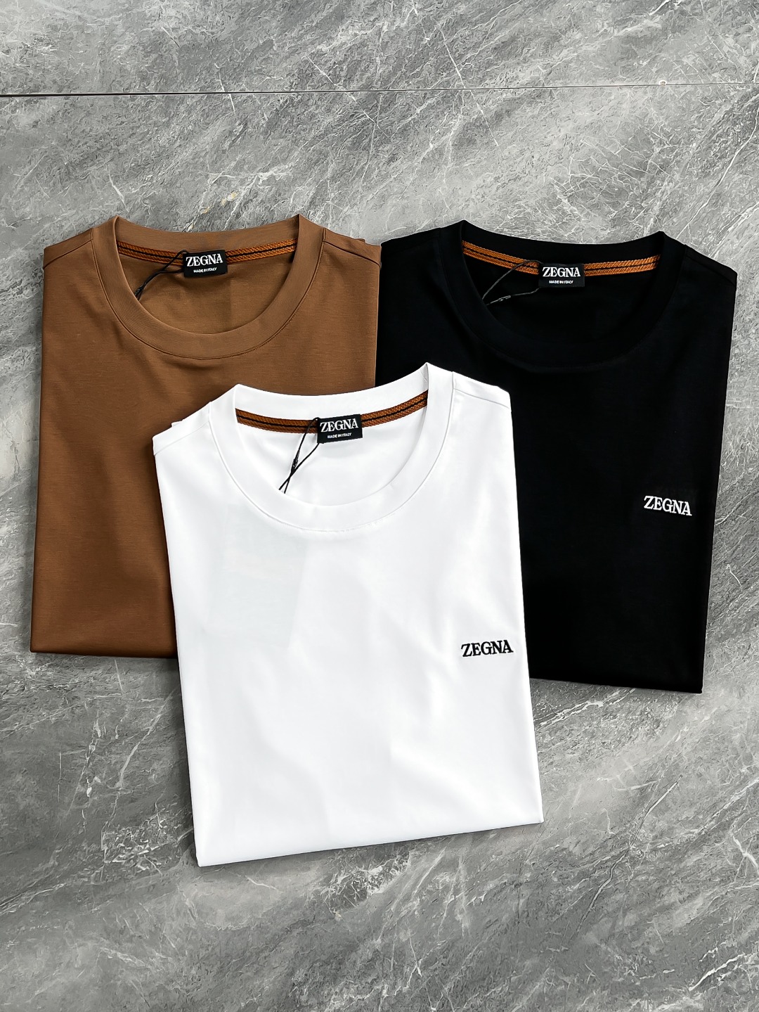 NO:124739,[New Product] Top foreign channel products, new 2025 spring and summer models, pure blood quality, high-end ace series!  High performance comfortable fabric!  !  Zeg*a men's business and casual double-sided mercerated round neck short-sleeved T-shirt. A T-shirt with excellent quality and fabric craftsmanship. The style continues the minimalist and normal design of EZ's home, bringing the route of mature, elegant and capable to the extreme, both solemn and harmonious, combining fashion and temperament. The Zeg*a embroidered logo on the chest is a soul-style embellishment, with distinct recognition and flaunt the brand identity characteristics!  Foreign customers supply double-strand mercerized cotton environmentally friendly fabrics, rare performance fabrics on the market, extremely delicate texture structure, first-class texture, excellent gloss, invincible comfort with a strong sense of ice, silky and smooth, and the exquisite taste is very high-end and luxurious, which subverts the imagination!  The details are exquisite and exquisite, showing the quality everywhere, the upper body has first-class effect, capable and full of temperament, and it highlights the taste. It is very basic and versatile, and it is perfect for urban high-end business and leisure!  Color black white Coffee Size 48 50 52 54 56 Size data 48 Shoulder width 44cm-bust 100cm-cloth length 66cm 50 Shoulder width 45cm-bust 104cm-cloth length 68cm 52 Shoulder width 46cm-bust 108cm-cloth length 70cm 54 Shoulder width 48cm-bust 112cm-cloth length 72cm 56 Shoulder width 50cm-bust 116cm-cloth length 74cm.,T-shirt,tees,t-shirt,alexander wang19860909【新品】顶级洋行渠道货,2025春夏新款,纯正血统品质,高端王牌系列！高性能舒适面料！！Zeg*a男士商务休闲双面丝光圆领短袖T恤.品相与面料工艺都极为拔尖的一款T恤,风格仍延续EZ家极简常态化的设计,将轻熟优雅干练的路线发挥到极致,亦庄亦谐,集时髦与气质于一身,胸前Zeg*a刺绣标识,属于灵魂式的点缀,辨识度鲜明,且标榜了品牌身份特质！外商客供双股丝光棉环保面料,市面稀有的性能面料,肌理构造极为细腻,质感方面一流,光泽度极好,触感无敌的舒适,具有强烈的冰感,丝滑柔顺,细品非常高级奢华,所带来的体验感颠覆想象！细节精湛考究,处处尽显品质感,上身效果一流,干练且气质感十足,非常凸显品位的一款T恤,非常基础百搭,都市高端商务与休闲完美兼备！ 颜色黑色 白色 咖啡色 尺码48 50 52 54 56 尺码数据 48码肩宽44cm-胸围100cm-衣长66cm 50码肩宽45cm-胸围104cm-衣长68cm 52码肩宽46cm-胸围108cm-衣长70cm 54码肩宽48cm-胸围112cm-衣长72cm 56码肩宽50cm-胸围116cm-衣长74cm.,,T-shirt,tees，t-shirt,alexander wang,Men's clothing