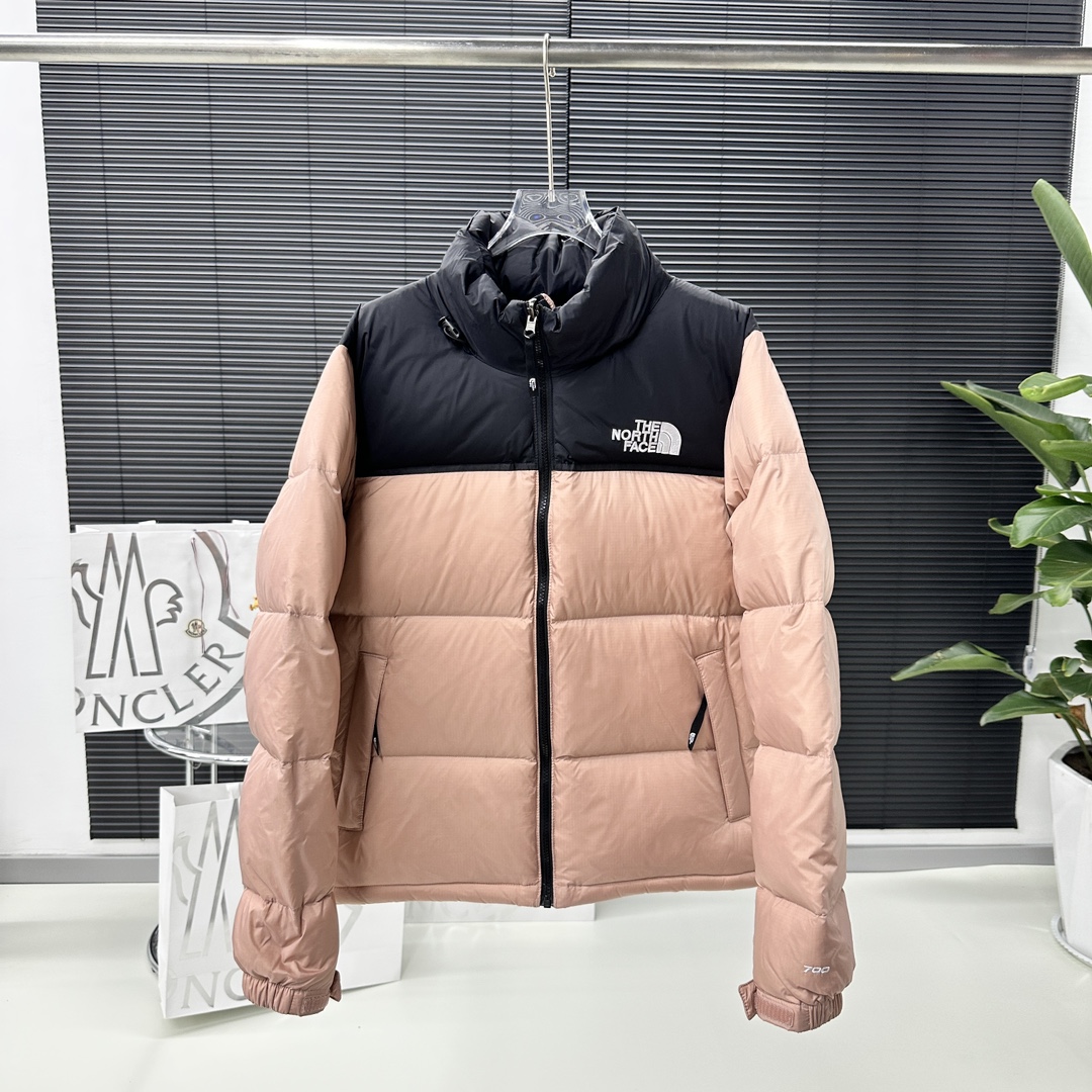 𝗧𝗵𝗲 𝗡𝗼𝗿𝘁𝗵 𝗙𝗮𝗰𝗲|北面1996 Nuptse 经典款/北面羽绒服
产品配色:黑色,小麦,奶白色,脏粉色,橄榄绿,藏青色,大象灰,红棕拼接,淡紫色,摩卡棕
码数:XS S M L XL XXL
𝗧𝗵𝗲 𝗡𝗼𝗿𝘁𝗵 𝗙𝗮𝗰𝗲"的字面含义为山的最寒冷、最艰难一面。它也是𝗧𝗵𝗲 𝗡𝗼𝗿𝘁𝗵 𝗙𝗮𝗰𝗲"的产品能够发挥功能的地方。 𝗧𝗵𝗲 𝗡𝗼𝗿𝘁𝗵 𝗙𝗮𝗰𝗲。一直致力支持去发现亲近自然。赞助探险家们去征服那些遥远的,人类尚不可触及的角落。𝗧𝗵𝗲 𝗡𝗼𝗿𝘁𝗵 𝗙𝗮𝗰𝗲"的标识,取自于美国Yosemite优胜美地国家公园内的半圆页山Half Dome,这也是等岩爱好者们擎爬花岗石的终极目标。
顶级原版复刻版本就是指目前国内最高版本(没有之一)(匠心做一件放到专柜就是ZP的衣服)
1⃣️ 进口barudan/百灵达绣花机定制万针电绣,采用进口7号针,进口绣线,保证每字饱满、立体、清晰,可称最贵绣标!
2⃣️采用国标90白鸭绒填充,保暖性能更出色,轻便不厚重,压缩后的蓬松度恢复性好!
3⃣️原厂定制40D格子四级防水布料,独家采用原版一致单层布料做法【非市面通货内加胆布】,采用单层布料考验了布料及羽绒必须要达标,防止跑绒,并保证手感及膨松度,内里采用尼龙nylon双重双层封禁设计,不会出现任何跑绒现象,内置抽拉绳扣的可调节下摆,可防风防寒!
4⃣️拉链采用吉田YKK原厂定制,刻字清晰,质感完美顺滑.
5⃣️辅料及扣子均采用原版一样铜芯弹簧【非市面铁芯弹簧】
北面羽绒服,不吹嘘,目前能比我们做的更好的几乎没有!
用心做一件原版产品,让每一位客户有底气去给他的客户介绍说:这个是国内最顶级复刻版本。
好的产品不需要过多软文去衬托,
只有垃圾产品才会吹嘘:原单ZP 用洒洒洋洋几千字来打动消费者!
虽是F货但不输ZP!
支持15天无理由退货(不影响二次销售)