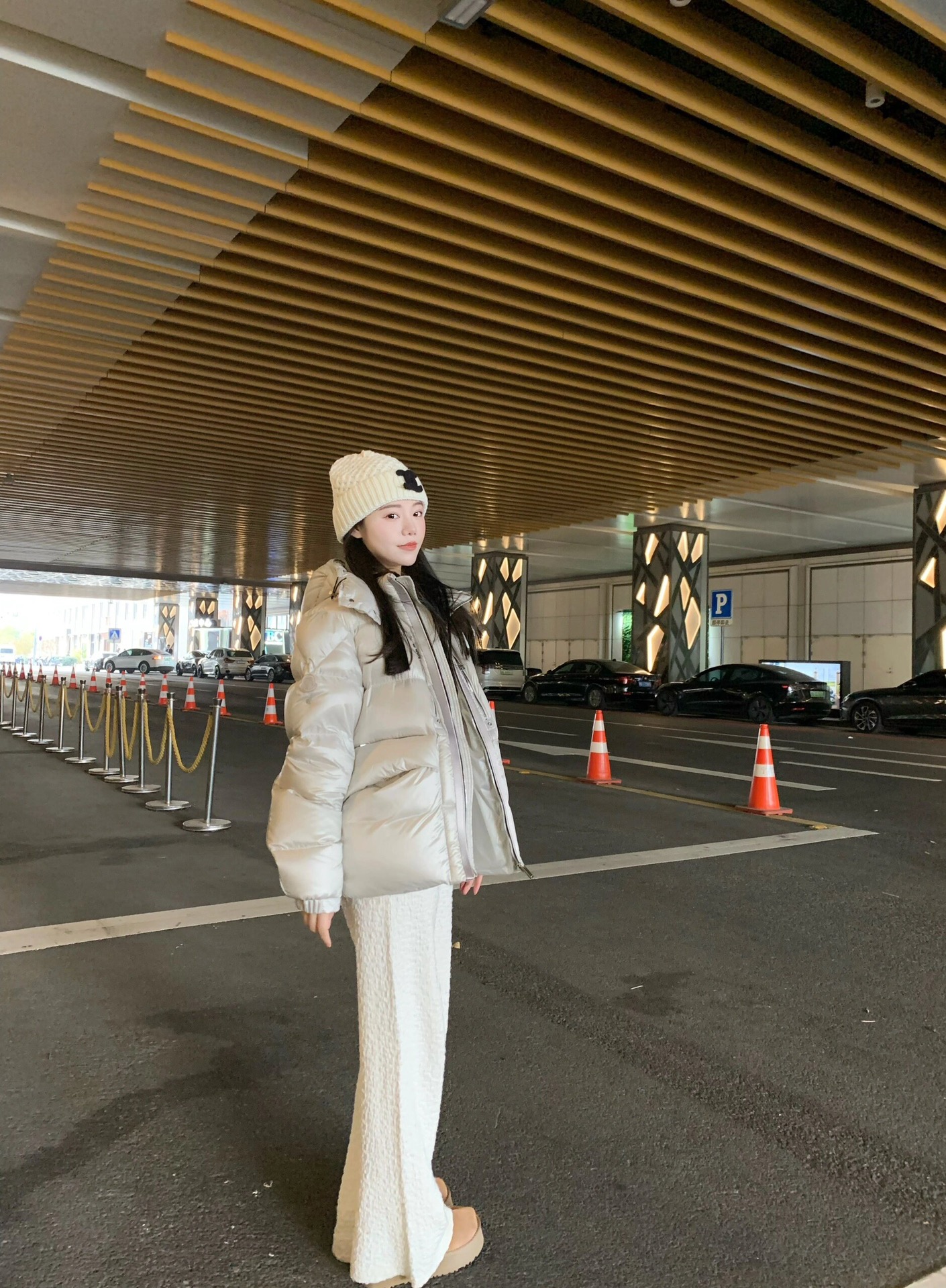 NO:656407,Style number G25121055 Moncler* new model for the mouth, imported quality from Japan!  It is made of national standard 90 duck down filling, decorated with silver webbing edges and printed with a small letter logo on the back. The fluffy and thickened hooded down jacket is priced without a dust bag!  (S size shoulder width 46, chest 112, sleeve length 62, clothing length 67) hair,,Moncler,jackets & coats,down jacket,hats,alexander wang19860909款号G25121055 Moncler*蒙口新款、日单进口品质！采用国标90鸭绒填充物、银色织带边装饰后背小字母logo徽标印花蓬松饱满加厚连帽羽绒服外套价格不含防尘袋！ （S码肩宽46,胸围112,袖长62,衣长67）发,,Moncler,jackets & coats,down jacket,hats,alexander wang,Women's clothing