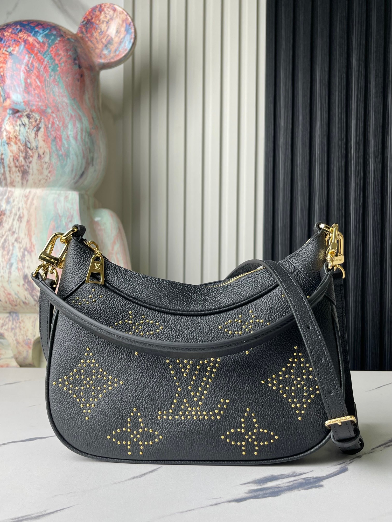 P590 [Pedido original superior, toma real exclusiva] Serie de bolsos croissant de cuero negro M46735. Este bolso Bagate…