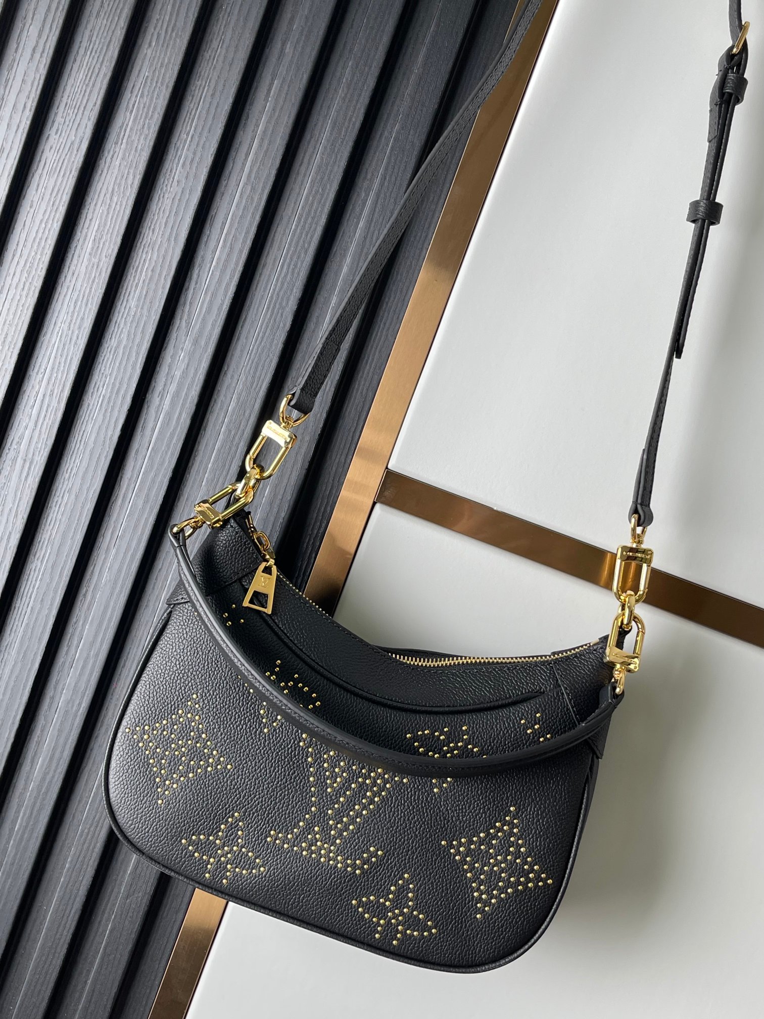 M46735 serie croissant de remaches de cuero negro este bolso Bagatelle