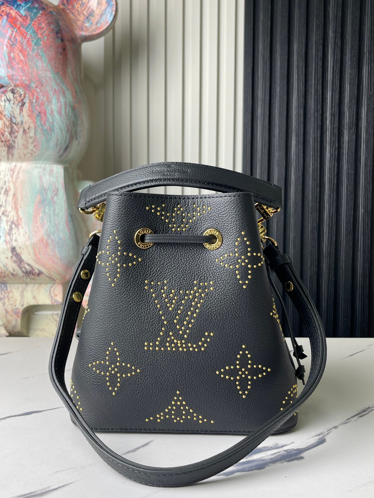 P630 [Pedido original superior, toma real exclusiva] M46734 Bolso bombonera de cuero negro con remaches serie El bolso …