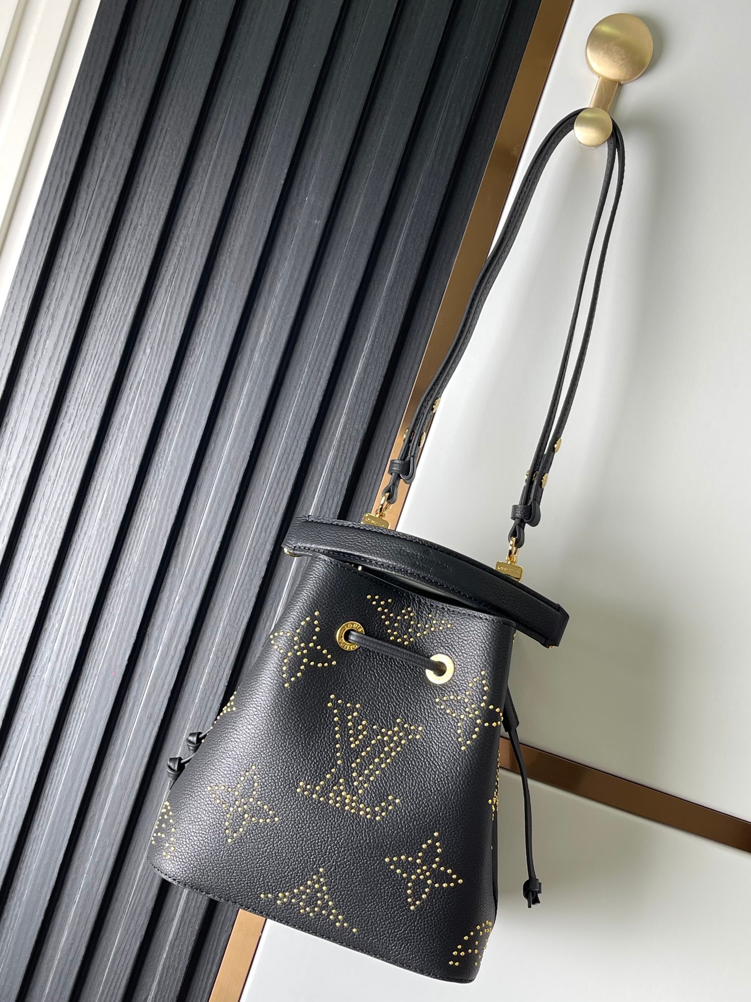M46734 Bolso bombonera de piel negra con remaches serie NéoNoé BB