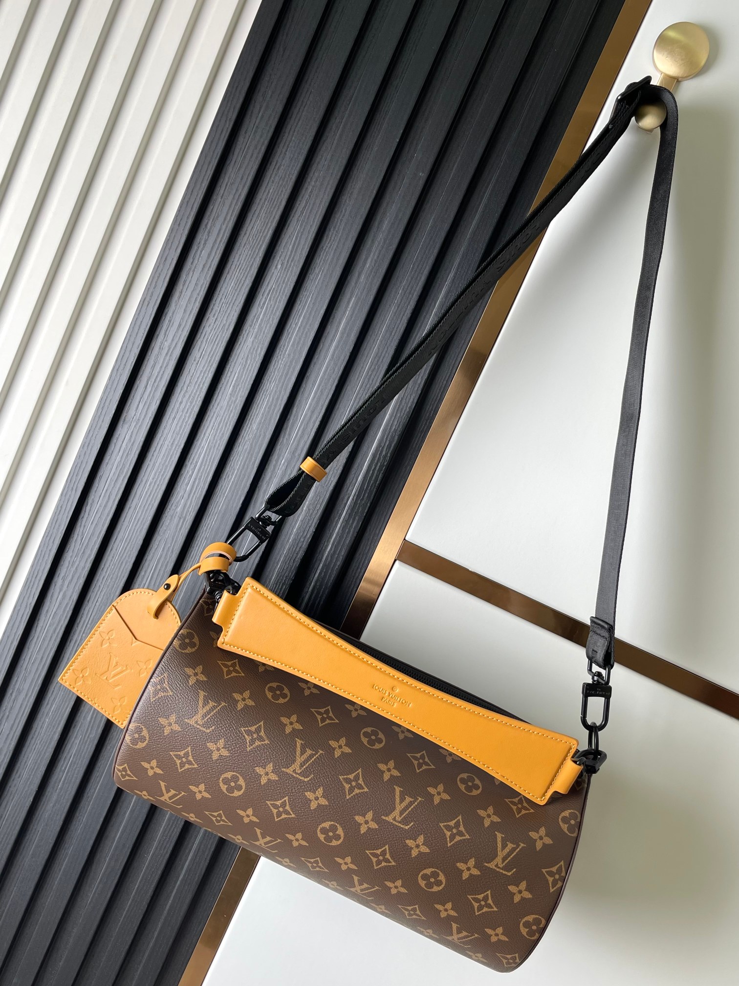 M46691 Bolso de hombre para presbicia Serie de bolsos cilíndricos Este bolso de polochón suave
