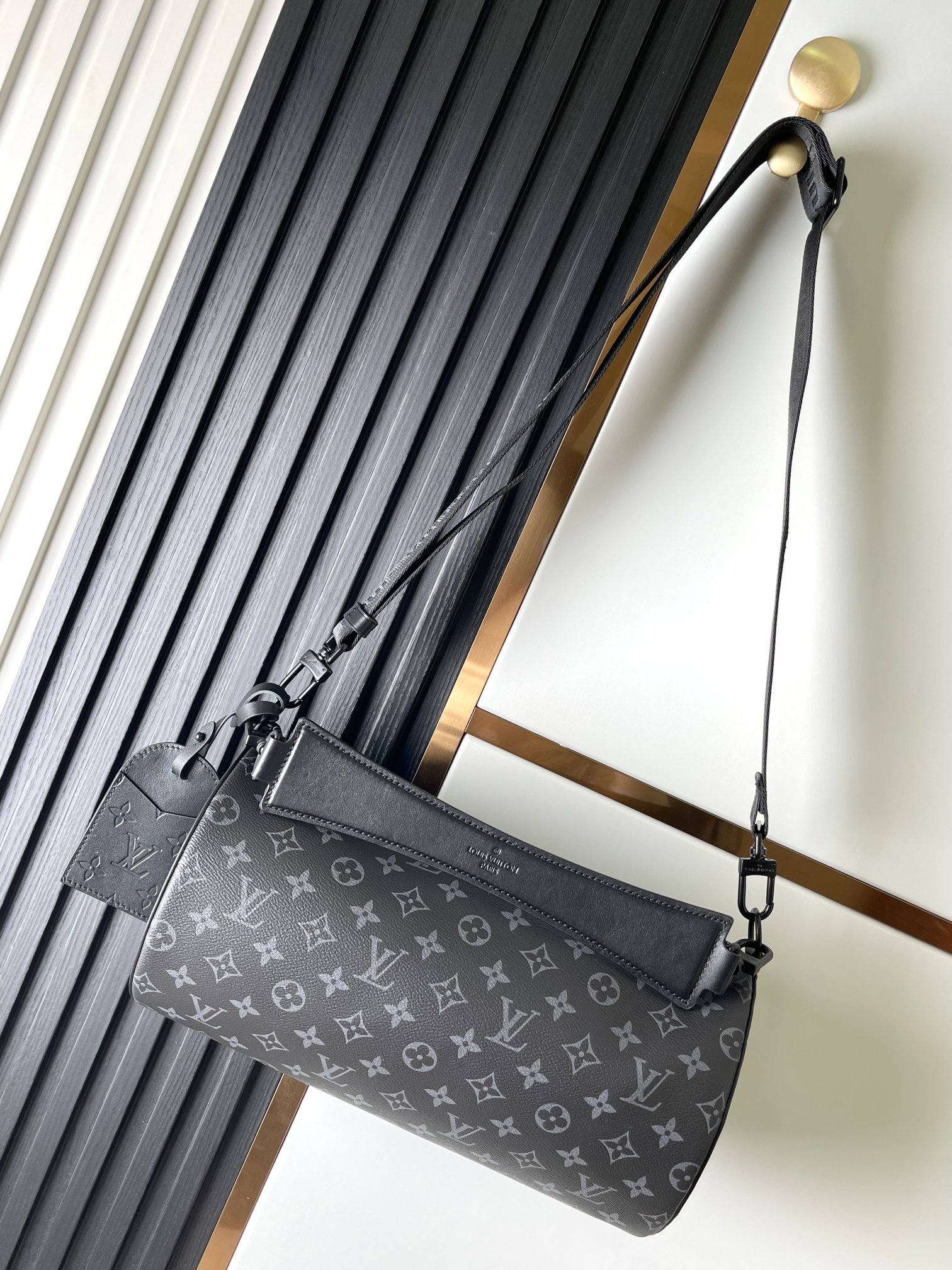 M46691 Bolso de hombre con flores negras Serie de bolsos cilíndricos Este bolso de polochón suave