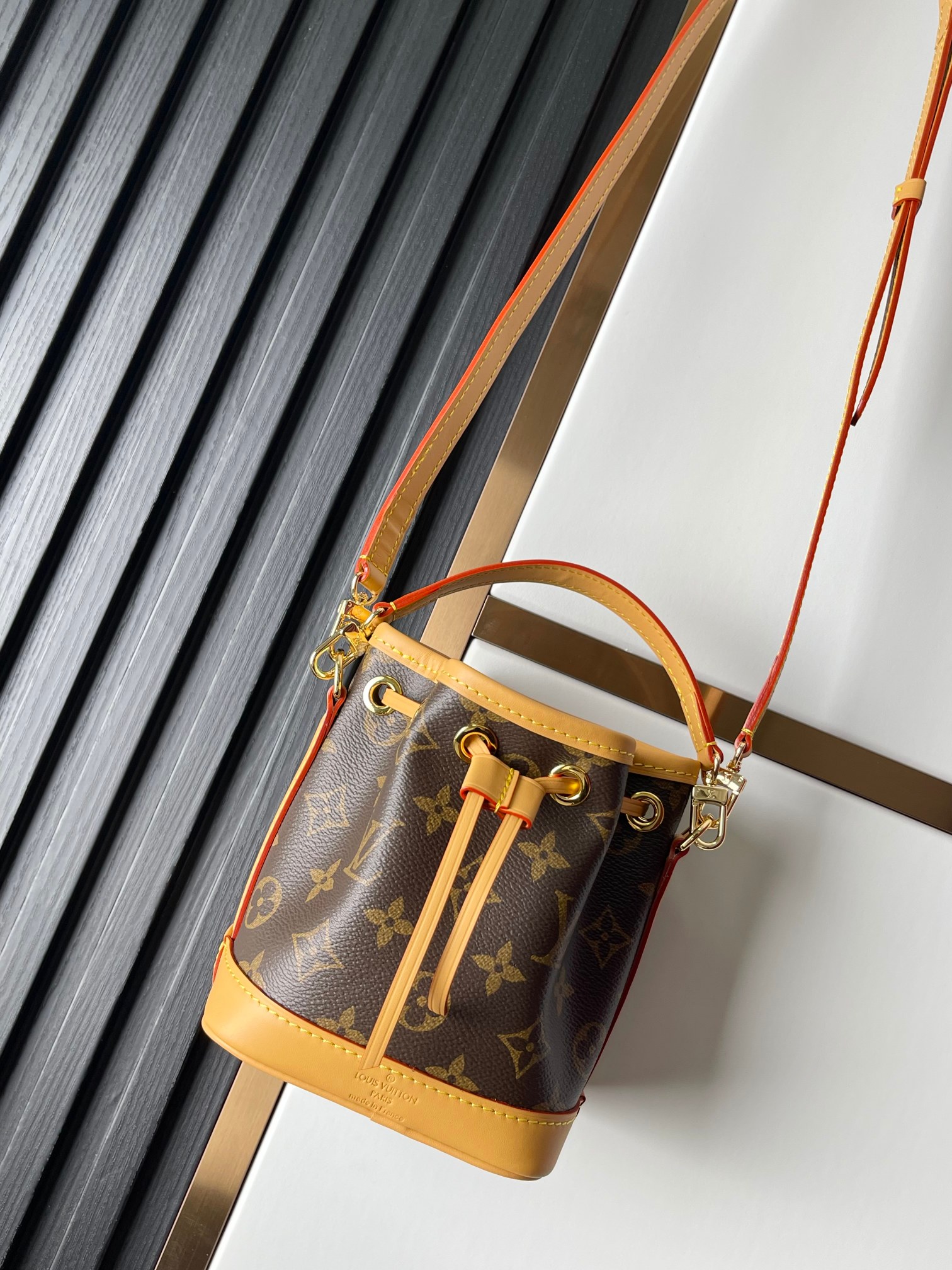 Serie de bolsos tipo cubo para presbicia M81266