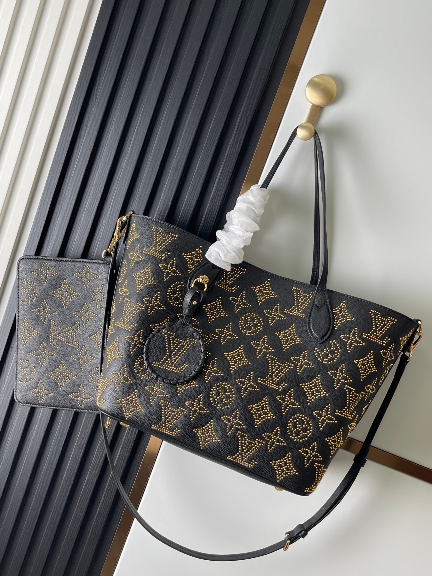 M23393 Mediano M23387 Bolso shopping de cuero negro serie This bolso tote mediano Blossom