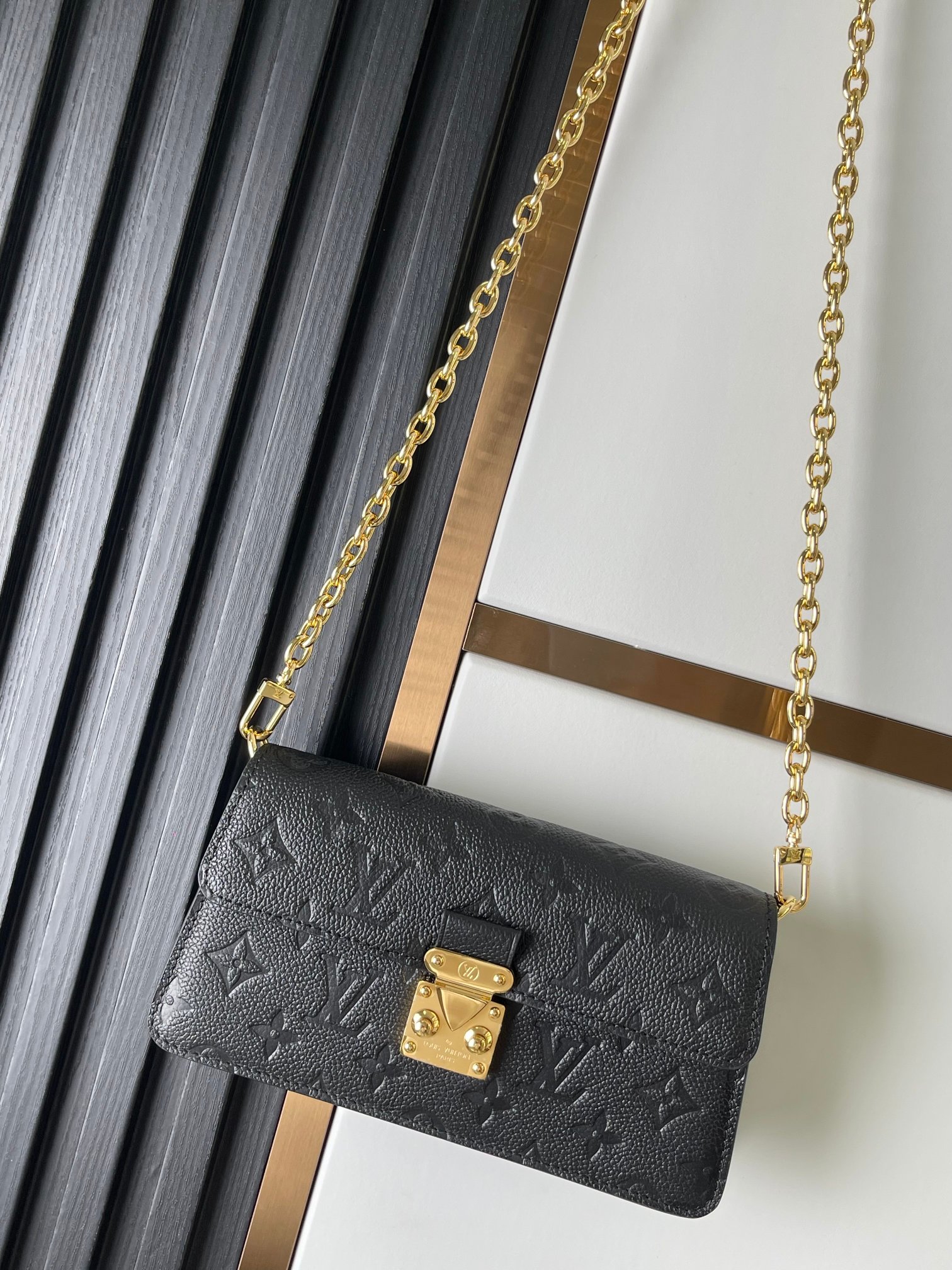 M82637 bolso de cadena en relieve de cuero negro serie Wallet On Chain bolso de cadena Metis