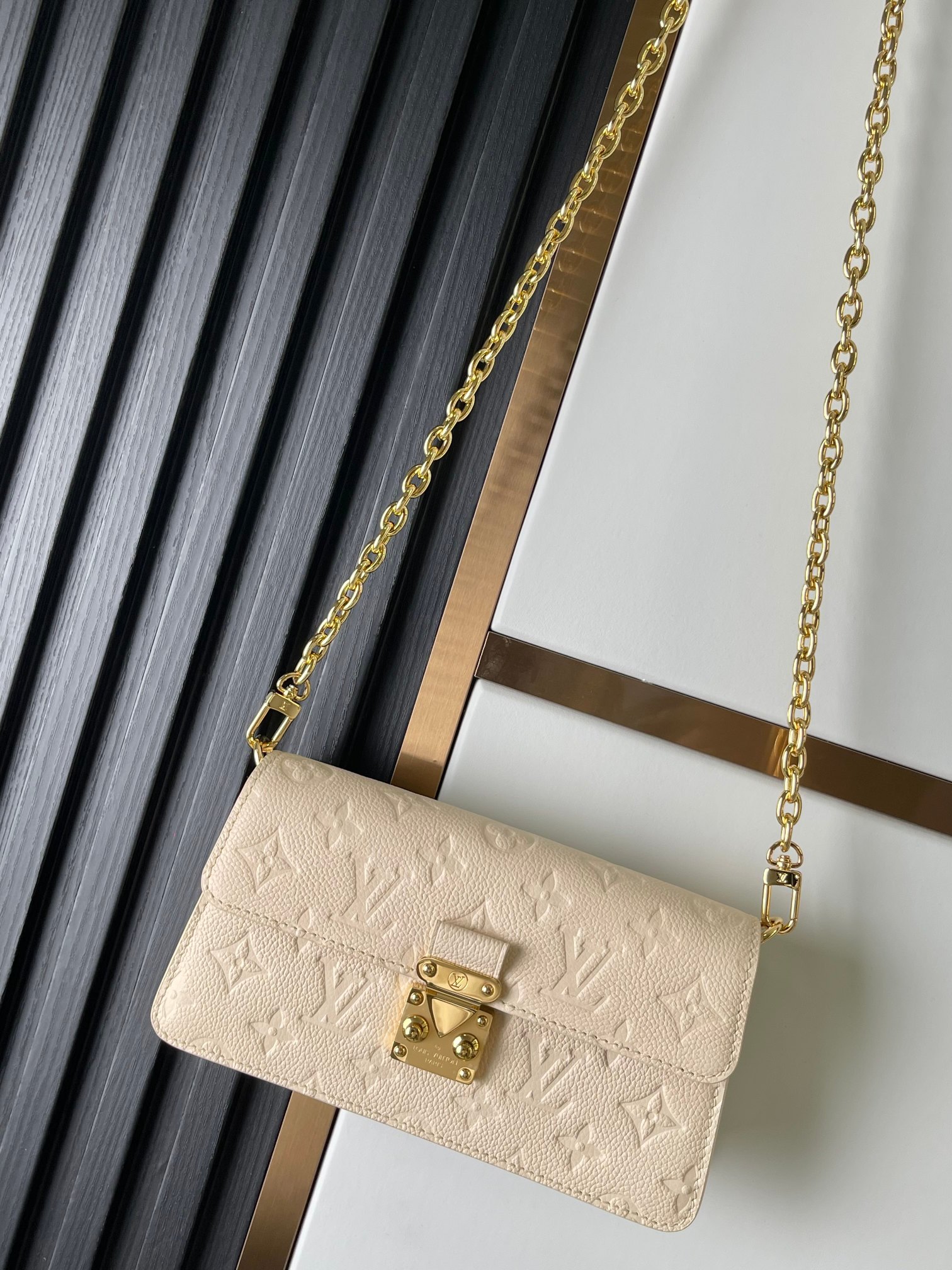 M82836 bolso de cadena en relieve de cuero blanco serie Wallet On Chain bolso de cadena Metis