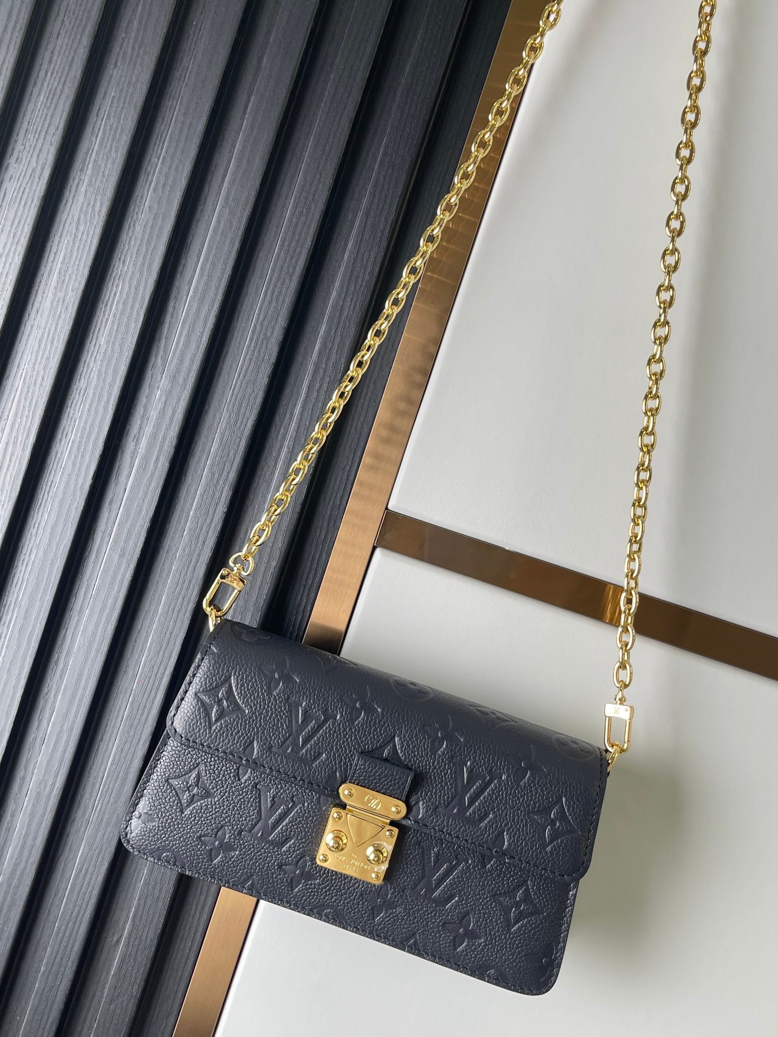 M82836 bolso de cadena en relieve de cuero azul serie Wallet On Chain bolso de cadena Metis
