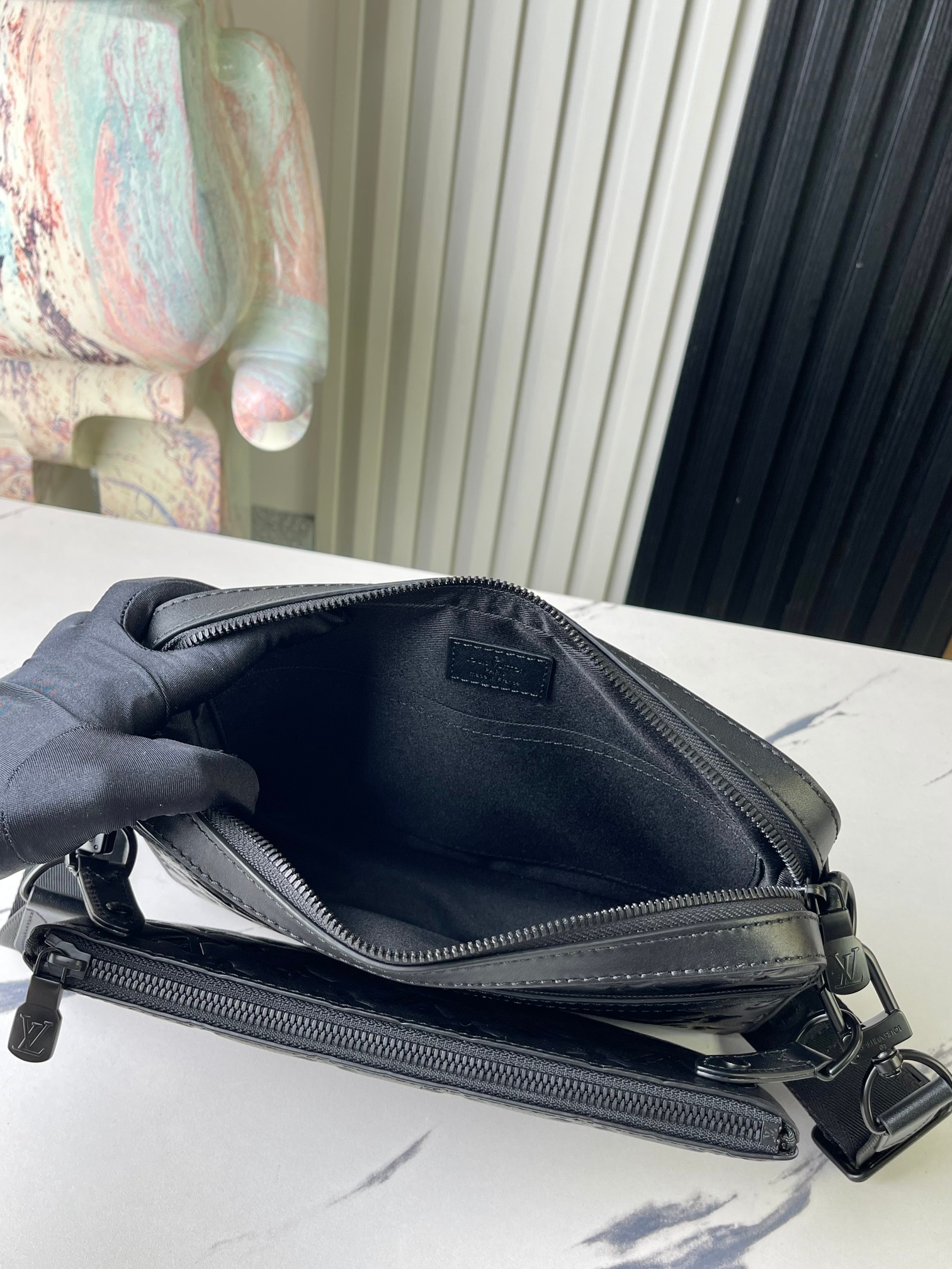 顶级原单独家实拍M46602黑色全皮男包三件套系列本款Trio邮差包取材Monogram压纹牛皮革拉链前