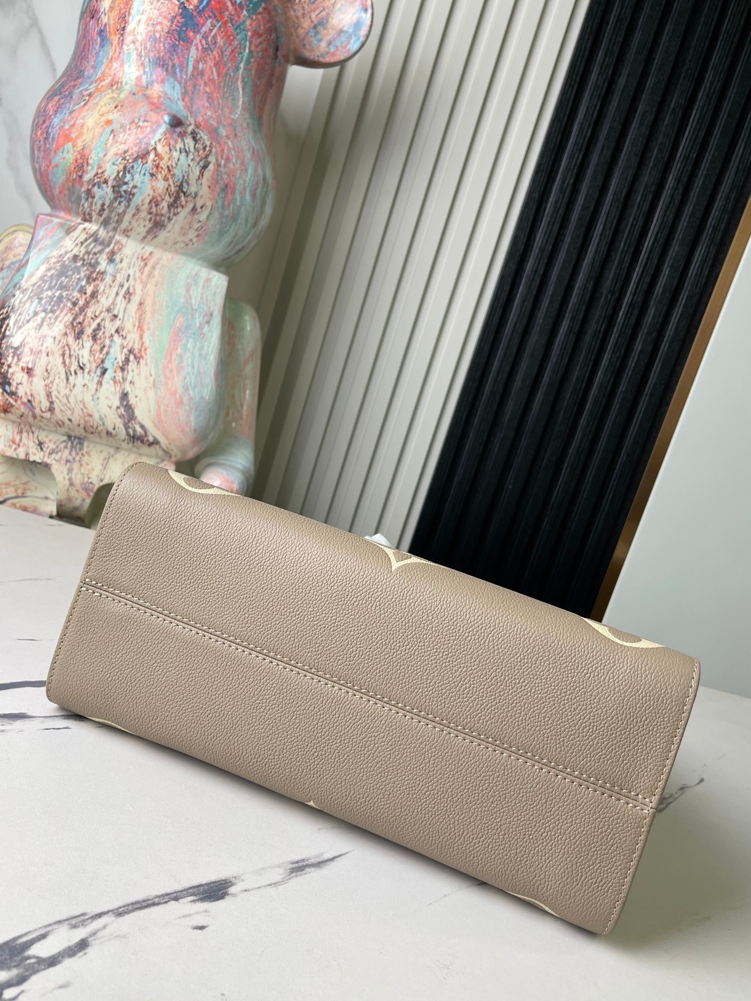 顶级原单独家实拍M45494灰色印花本款OnTheGo中号Tote包将Monogram图案先印染后压印于