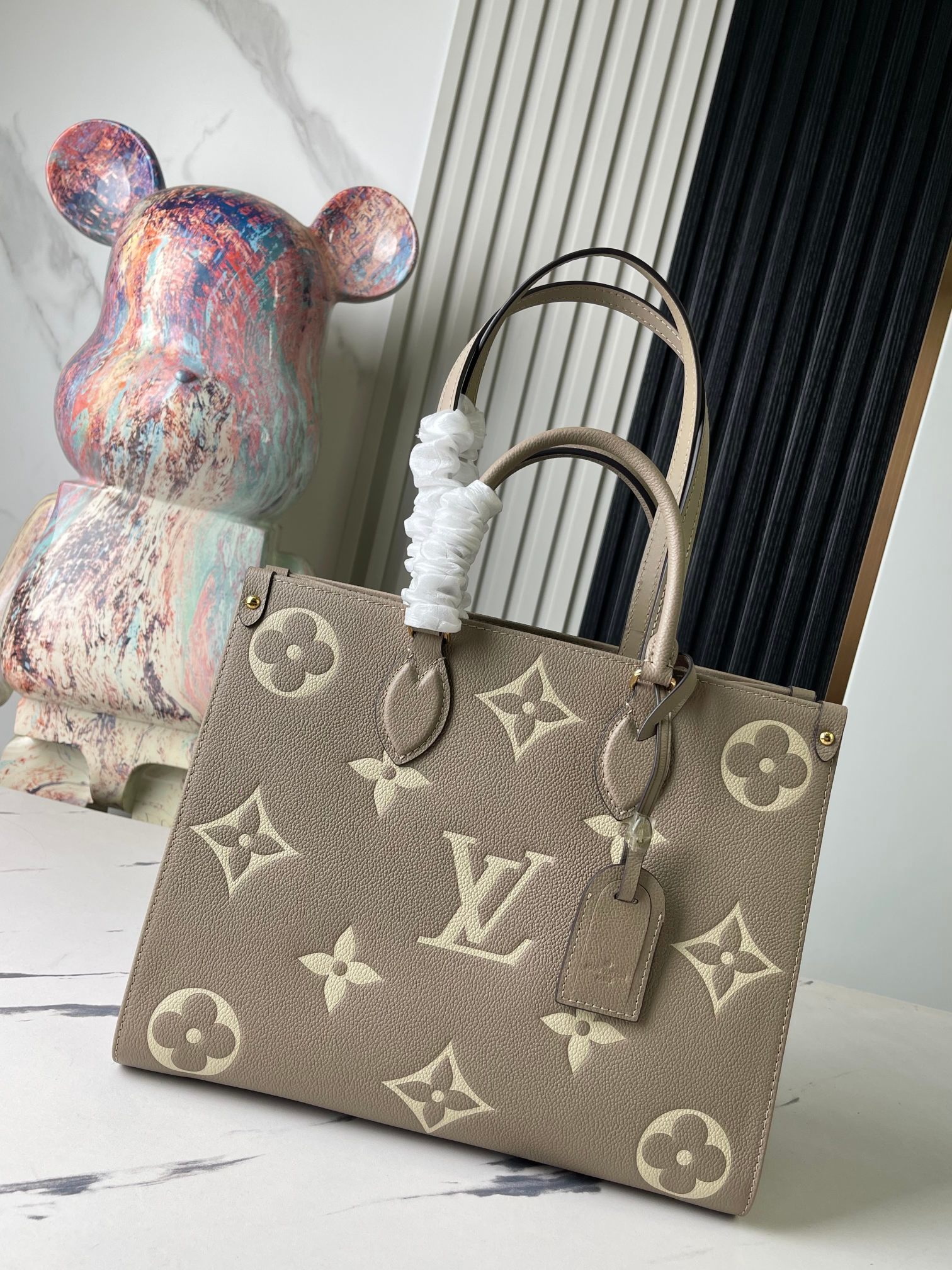 顶级原单独家实拍M45494灰色印花本款OnTheGo中号Tote包将Monogram图案先印染后压印于