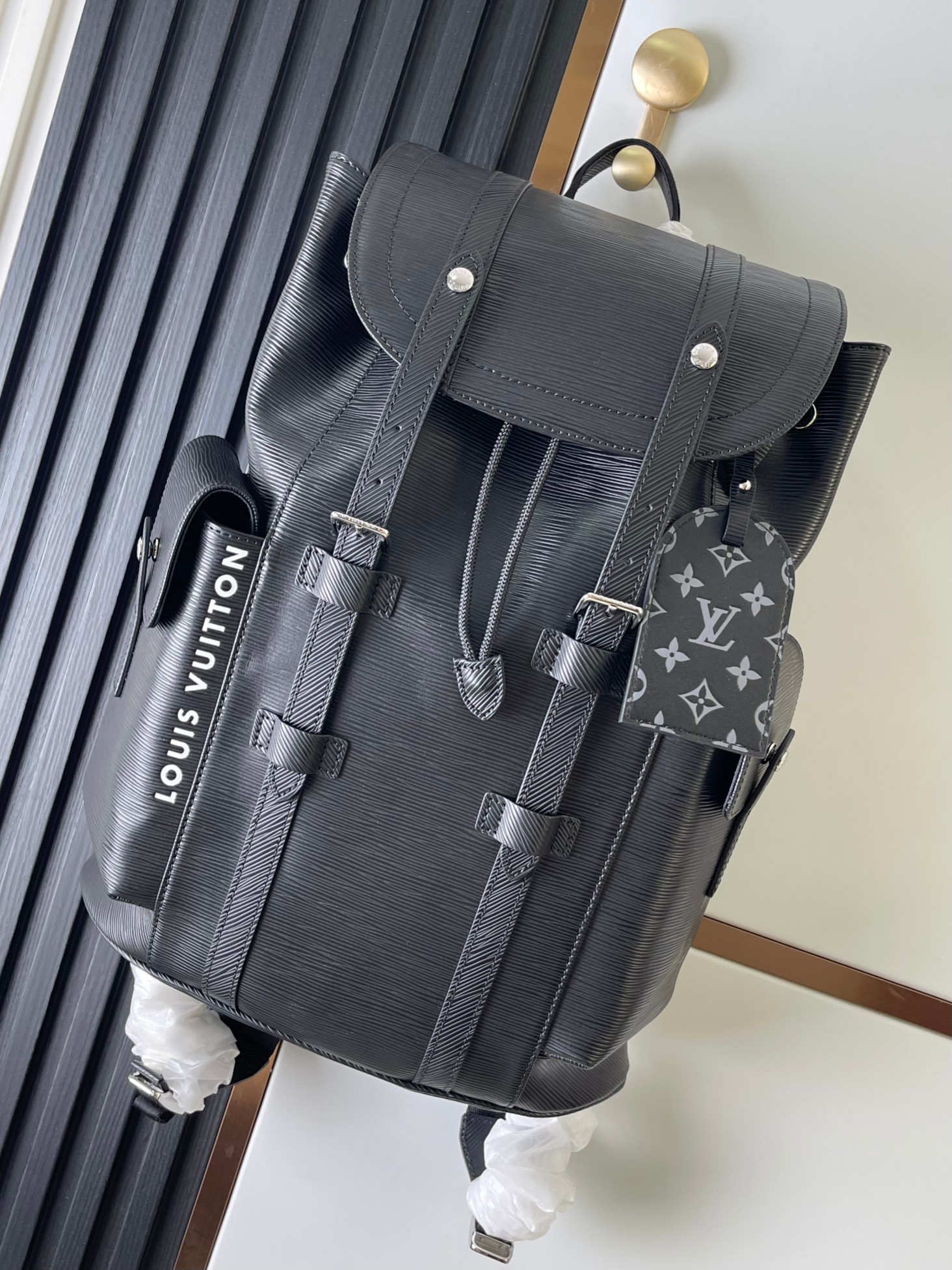 M23764 Mochila mediana de cuero con letras negras y ondulación de agua serie Christopher