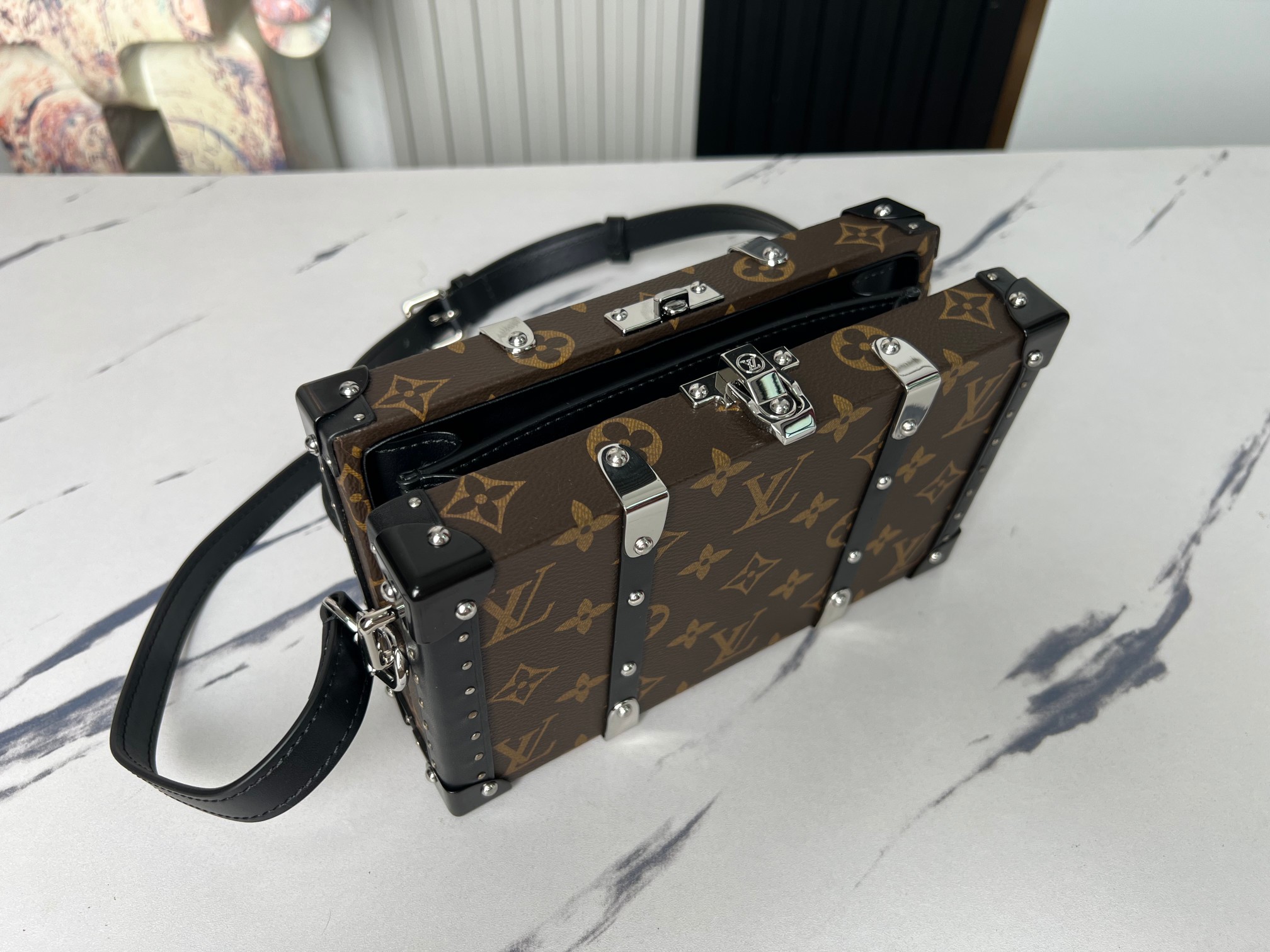 顶级原单独家实拍M20953老花NeoWalletTrunk手袋援引硬箱的木条和金属加固包角等元素搭配可