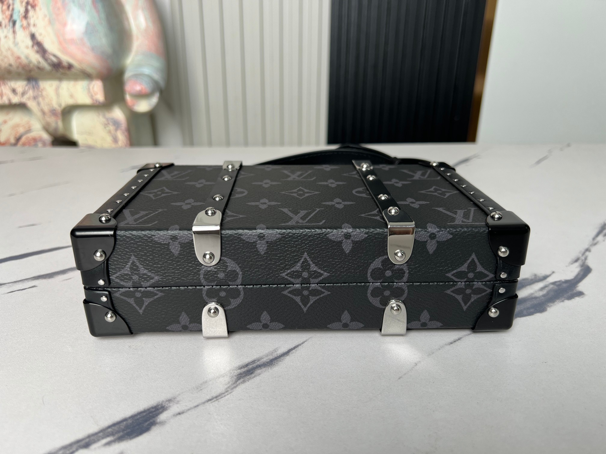 顶级原单独家实拍M20954黑花NeoWalletTrunk手袋援引硬箱的木条和金属加固包角等元素搭配可