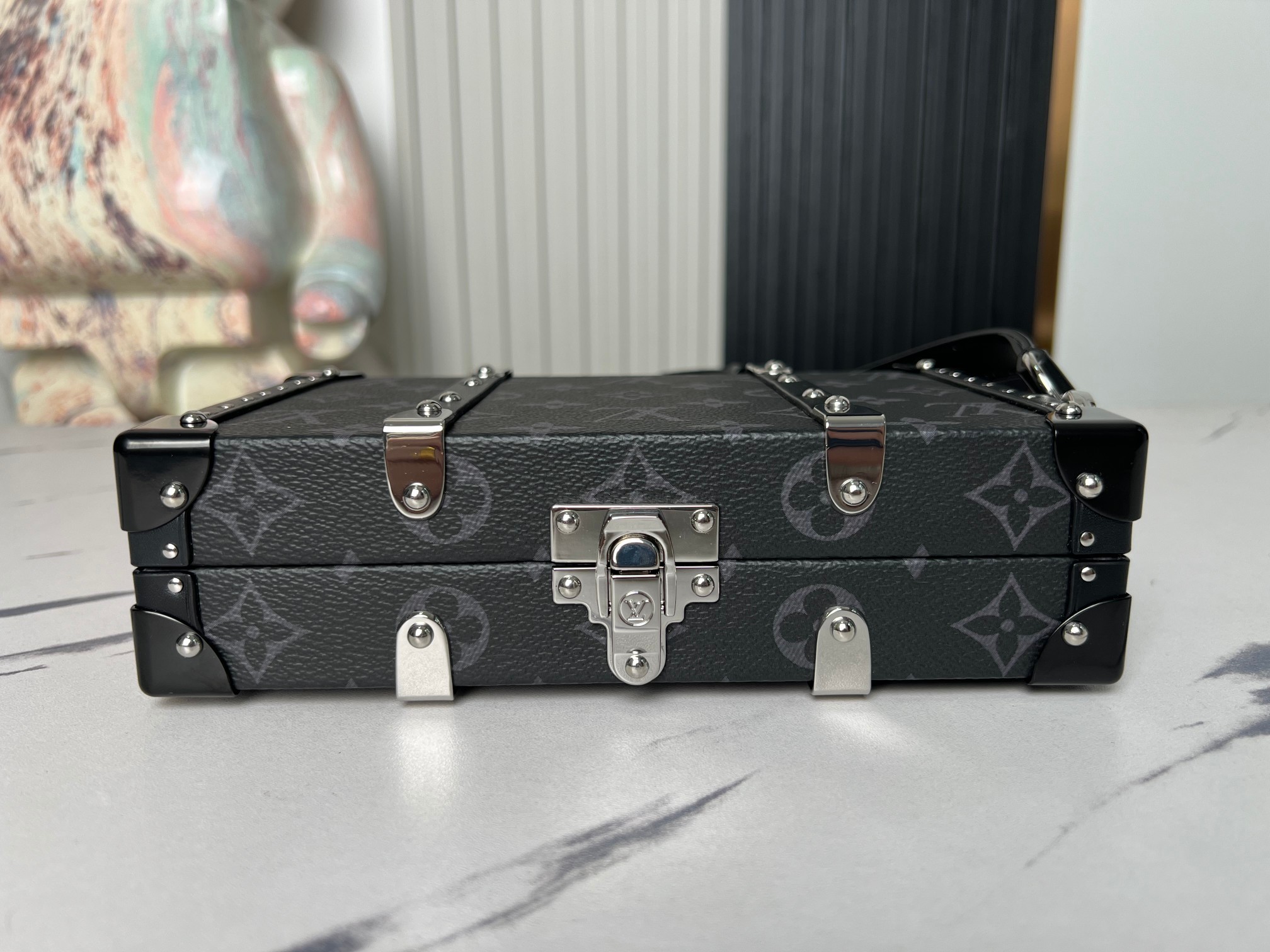 顶级原单独家实拍M20954黑花NeoWalletTrunk手袋援引硬箱的木条和金属加固包角等元素搭配可