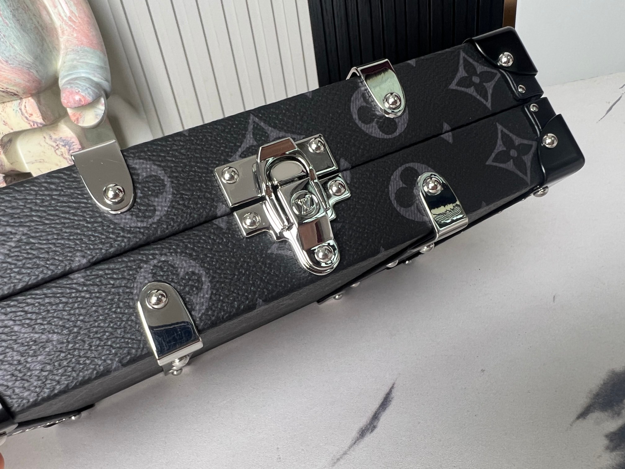 顶级原单独家实拍M20954黑花NeoWalletTrunk手袋援引硬箱的木条和金属加固包角等元素搭配可