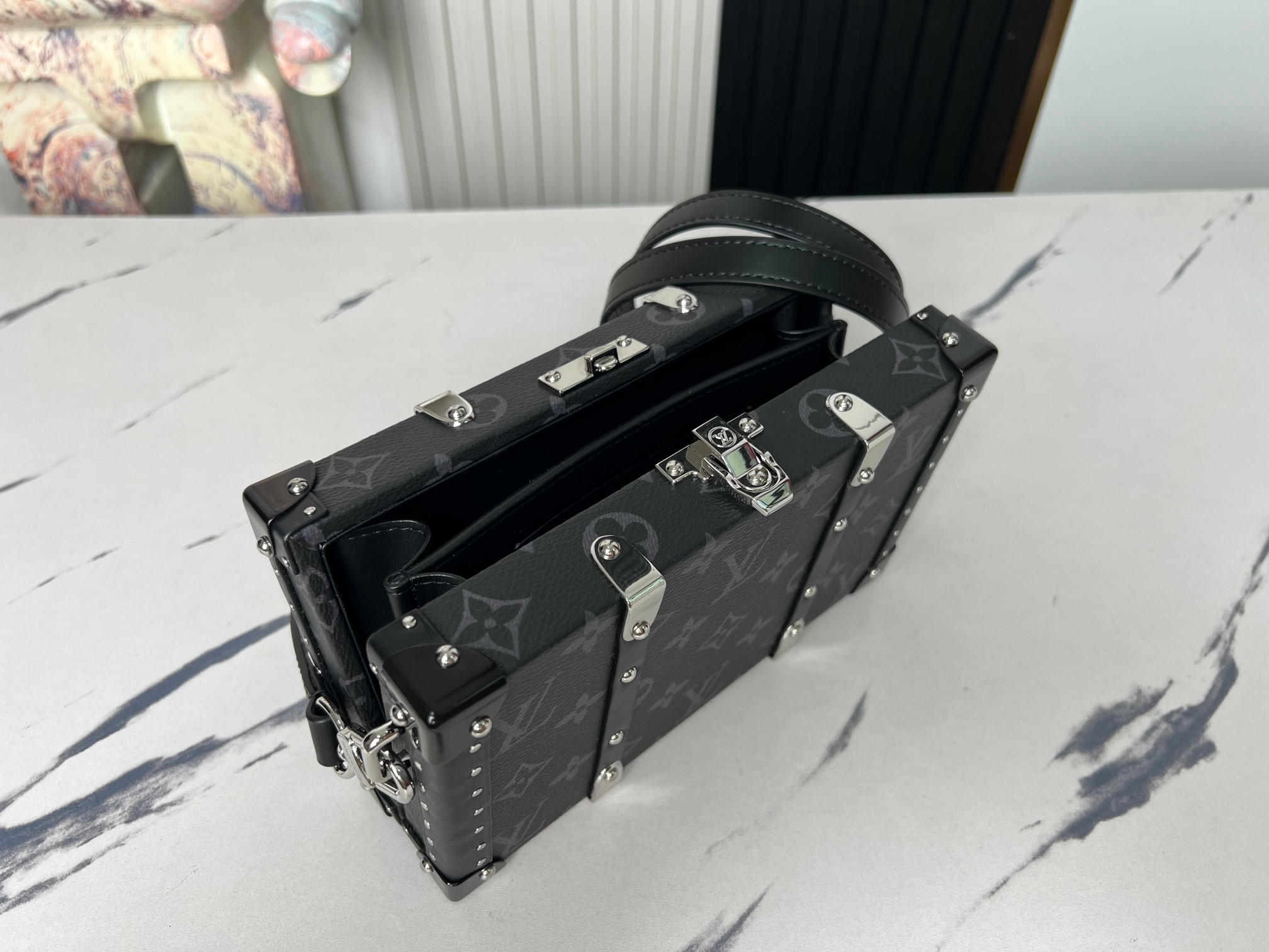 顶级原单独家实拍M20954黑花NeoWalletTrunk手袋援引硬箱的木条和金属加固包角等元素搭配可