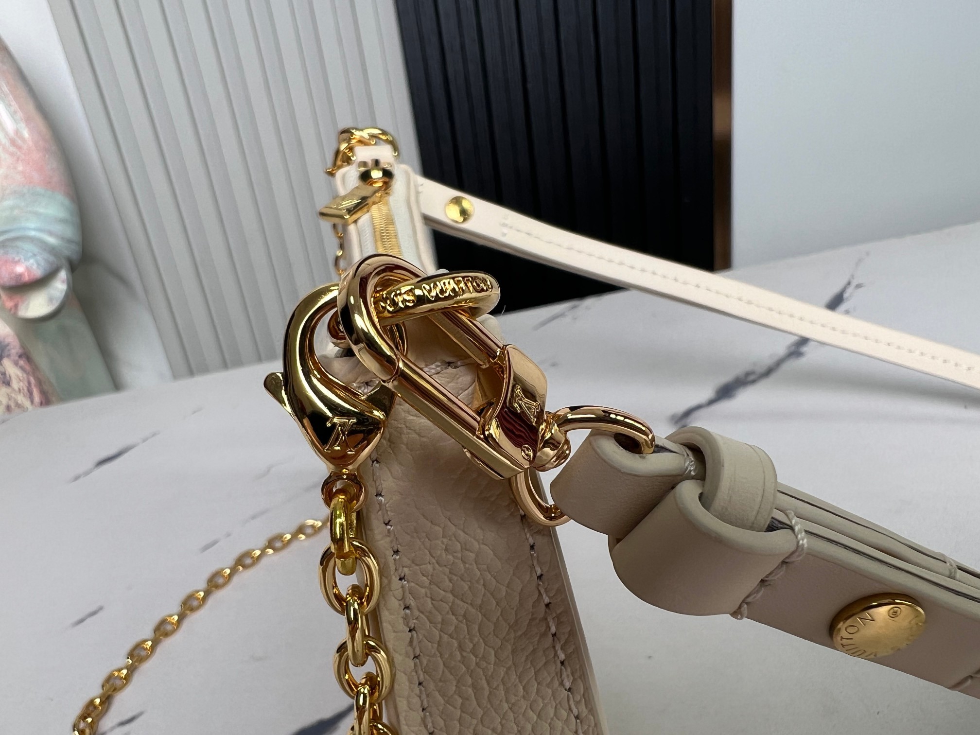 顶级原单独家实拍M83448全皮草莓牛奶麻将包系列春季系列EasyPouchOnStrap手袋取材Mon