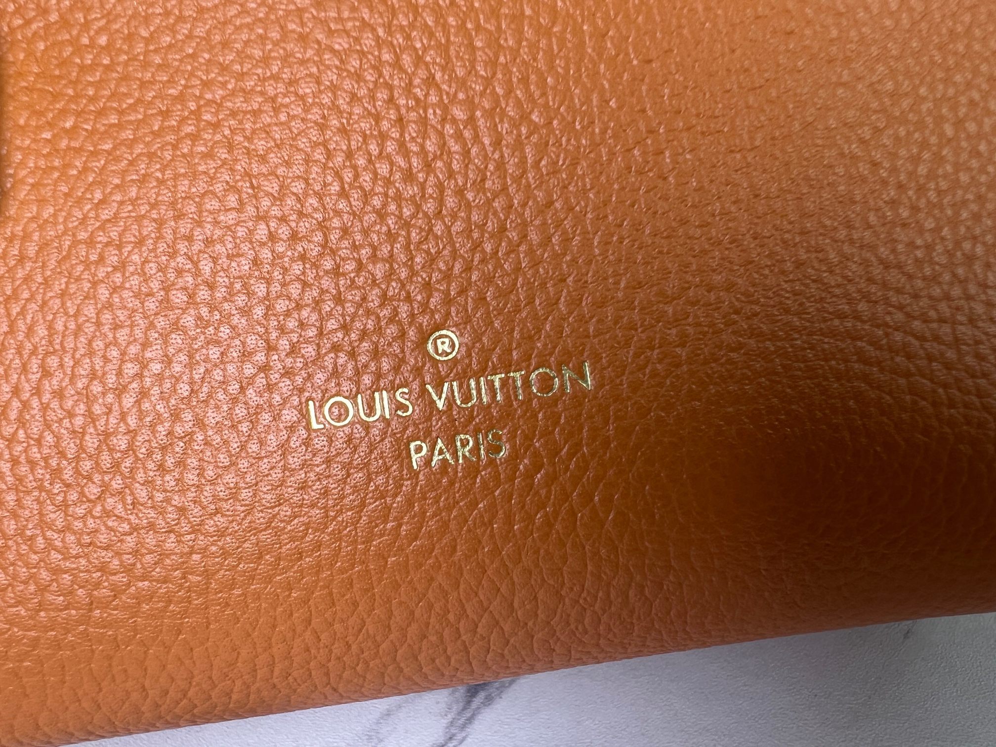 【顶级原单 独家实拍】M23818棕色 全皮软盒子系列 Side Trunk 小号手袋 M23915 灰