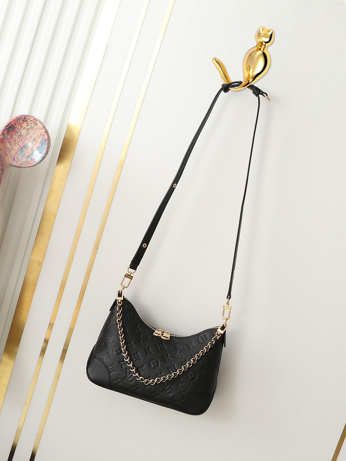 M12930 bolso de cadena en relieve de cuero negro serie croissant bolso PRE-LANZAMIENTO DE COREA