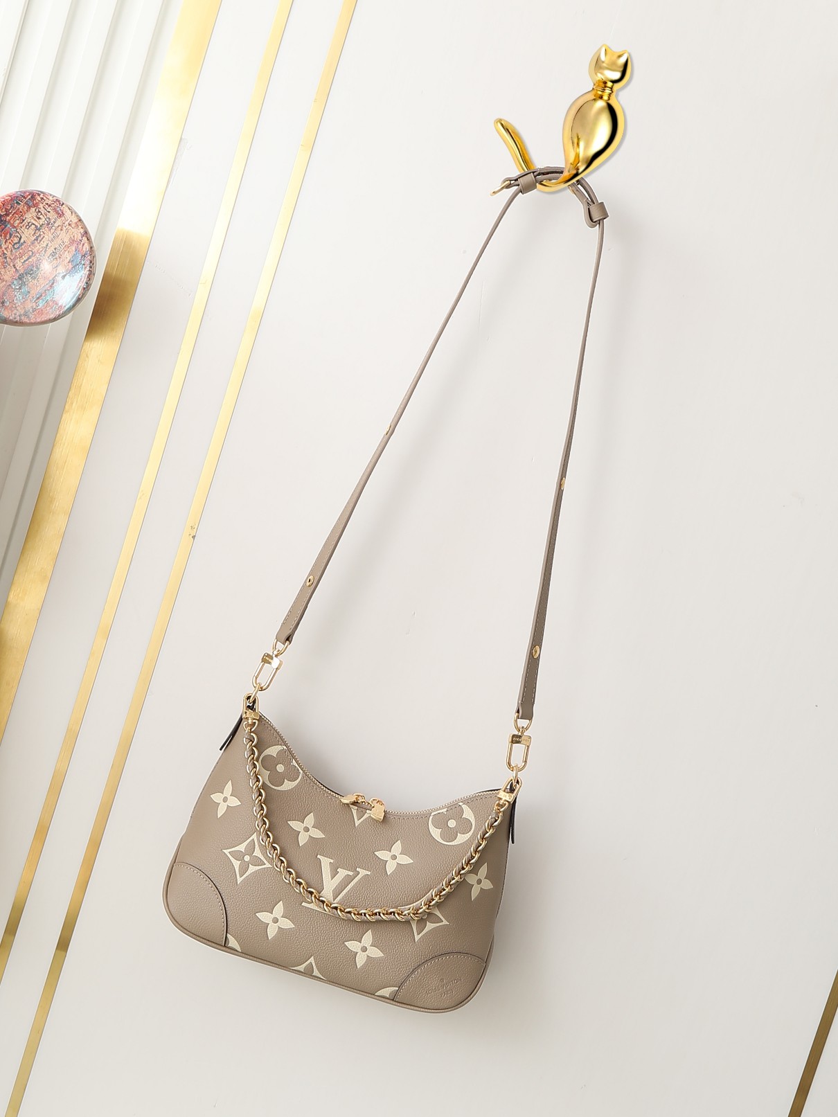 M13224 bolso de cadena con relieve de cuero serigrafiado gris serie croissant bolsos PRE-LANZAMIENTO DE COREA